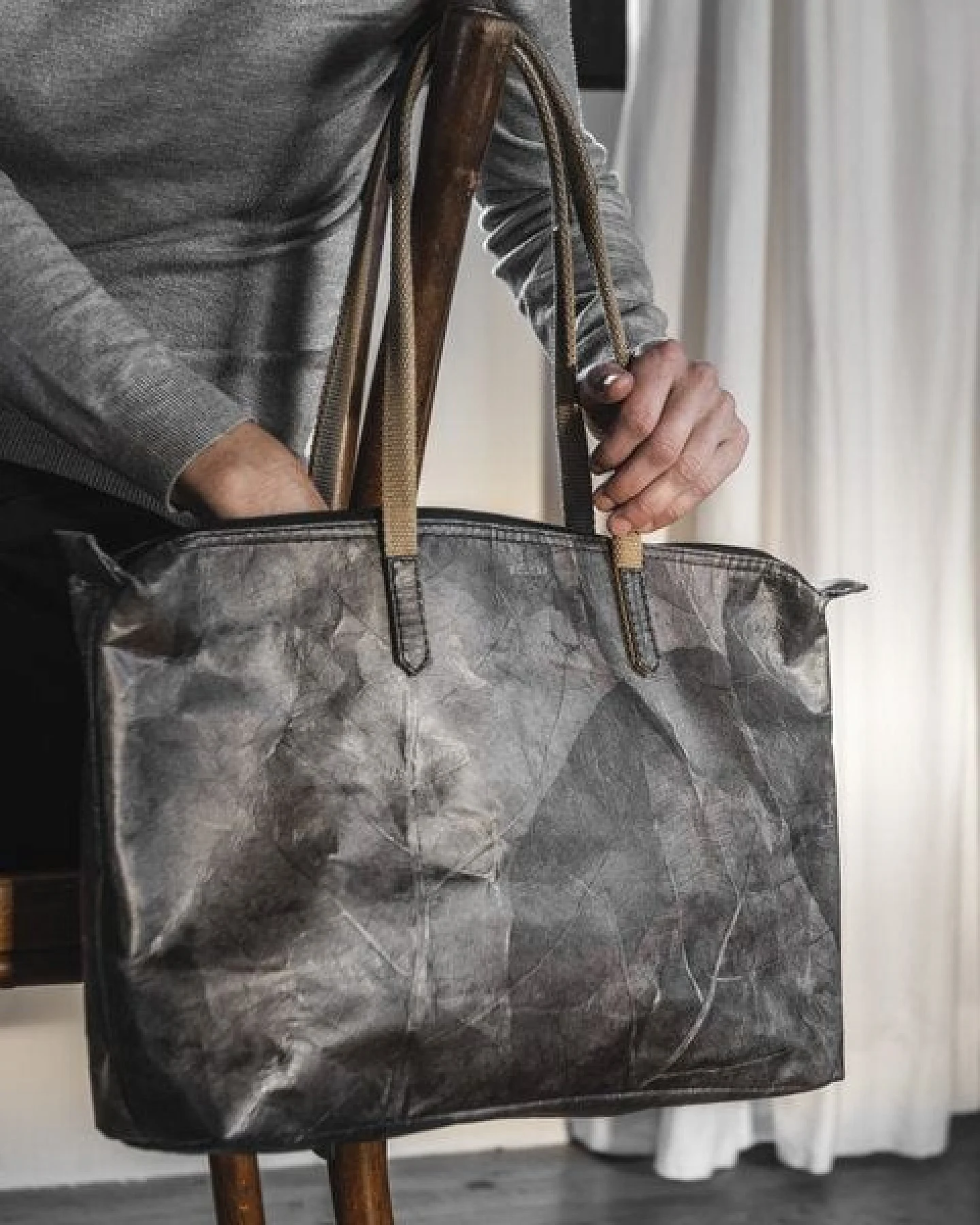 BELEAF Vegane Tasche "SHOP LEAF" aus Blattleder – Ansicht 2