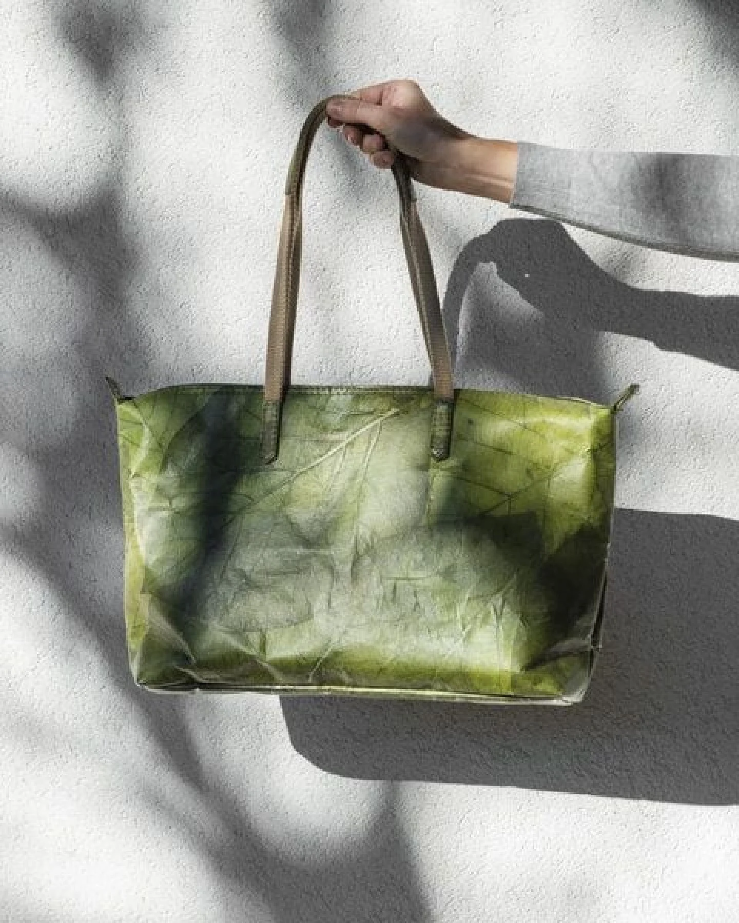 BELEAF Vegane Tasche "SHOP LEAF" aus Blattleder – Ansicht 4
