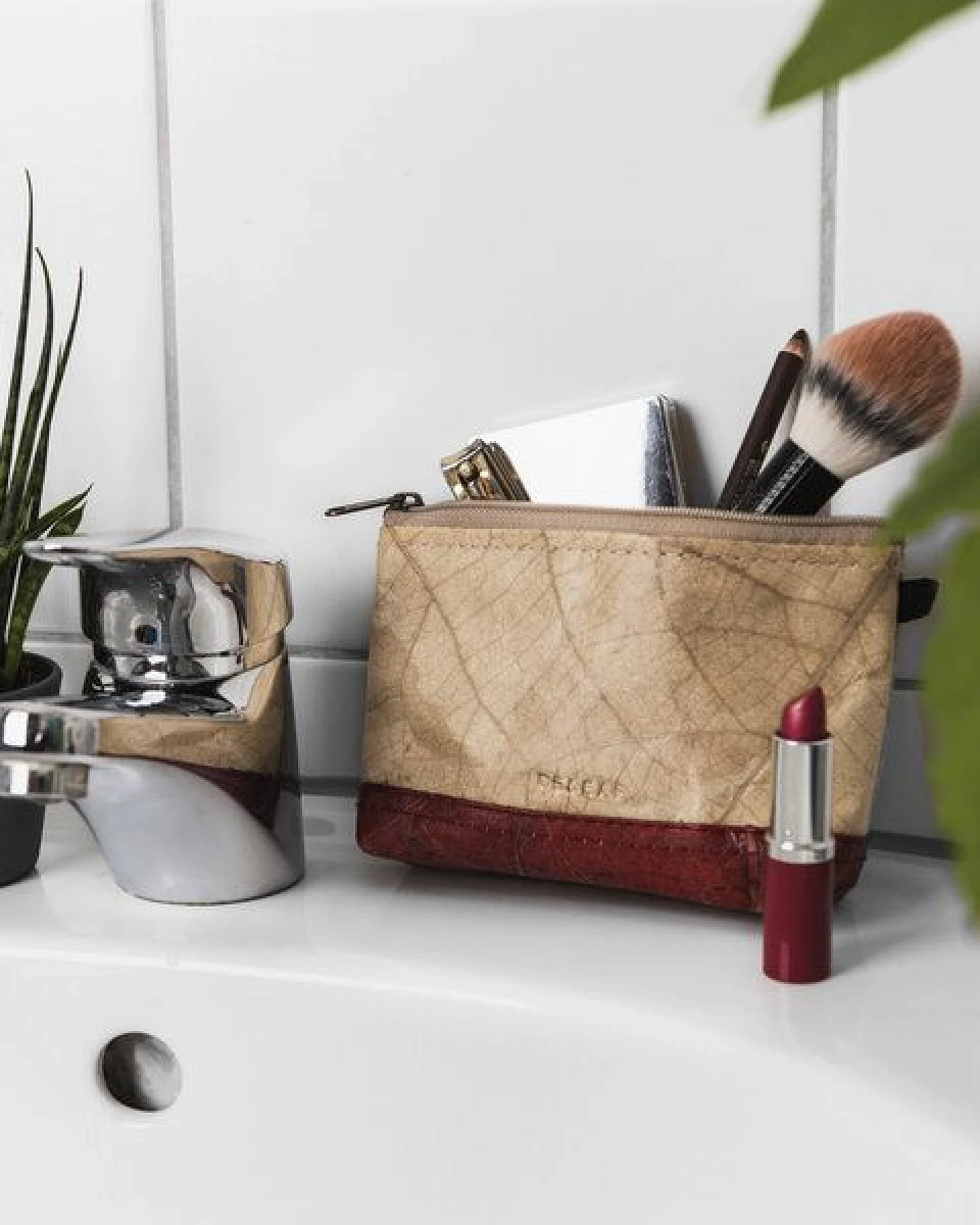 BELEAF Veganer Kosmetikbeutel "BAG LEAF" aus Blattleder – Ansicht 2