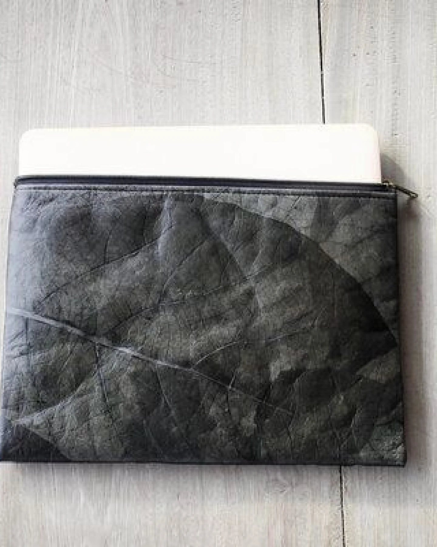 BY COPALA Gefütterte nachhaltige Laptop Hülle 13–14 Zoll aus Blattleder – Handgenähte vegane Laptoptasche, wasserabweisendes Laptop Case, Unikat für MacBook Air & Pro in schwarz / grau – Ansicht 3
