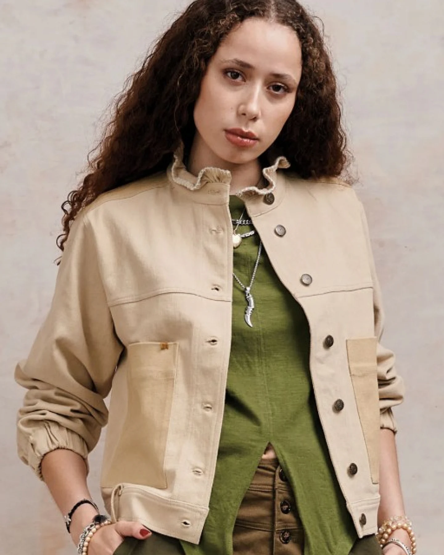 KOMODO Damen vegan Jacke Ruffle Dark Sand – Ansicht 2