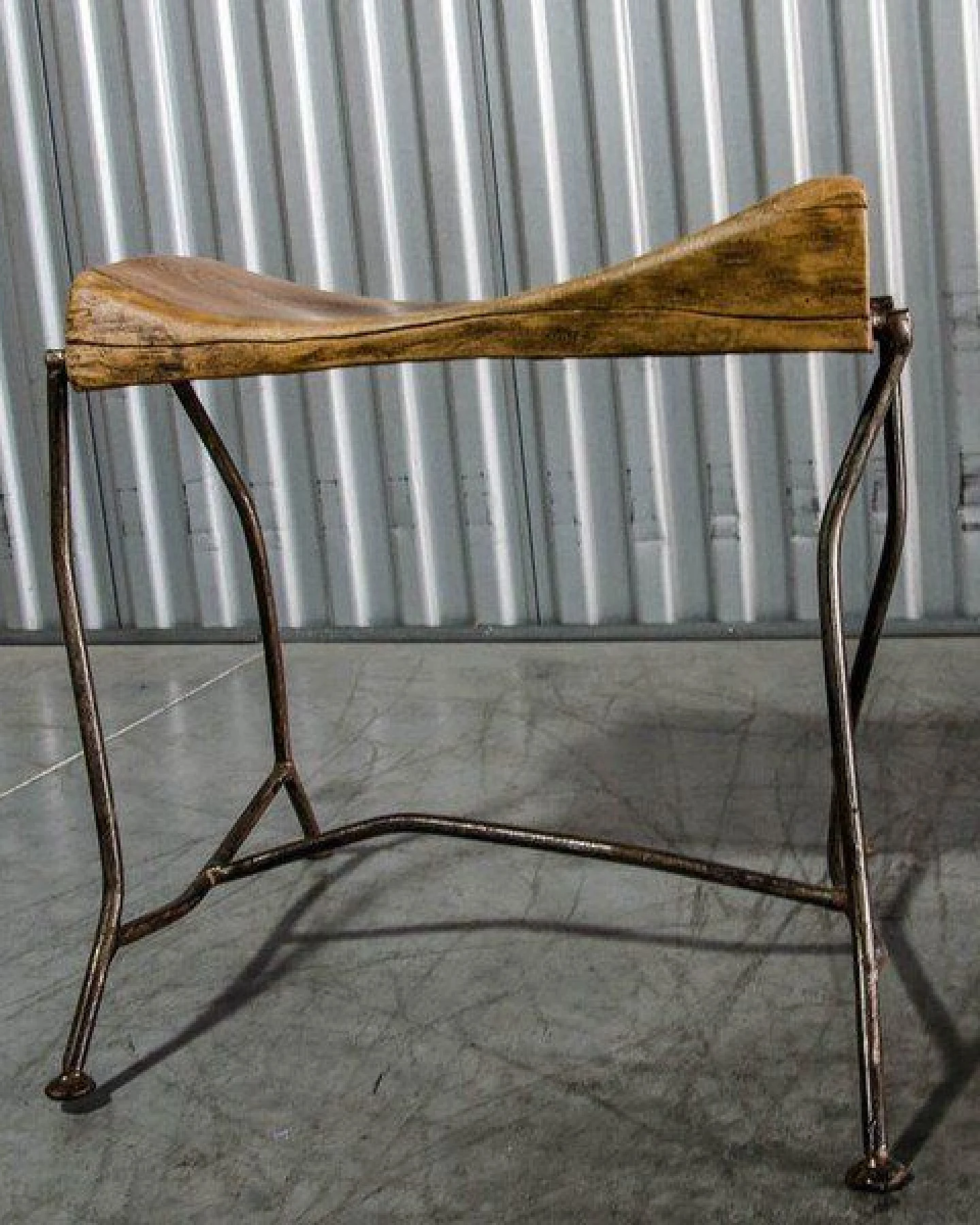Moogoo Creative Africa Sitzbänkchen Hocker "Nisa Tabru" Unikat Altmetall Palisander-Holz – Ansicht 3
