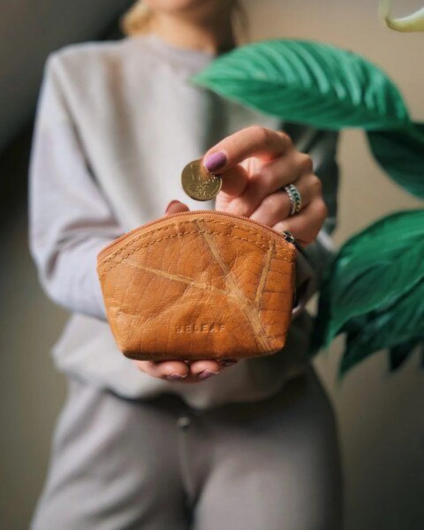 BELEAF Kleiner veganer Beutel "MINI LEAF" aus Blattleder – Ansicht 2