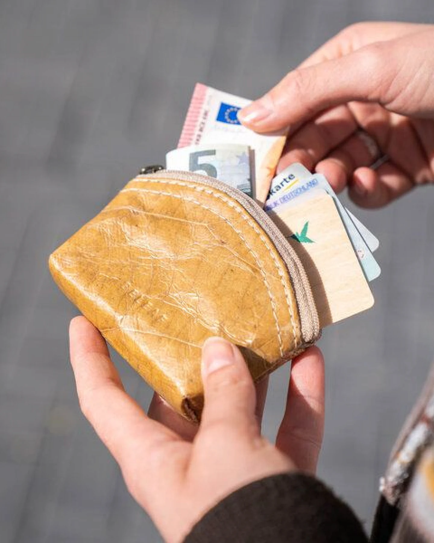 BELEAF Kleine vegane Geldbörse aus Lederalternative "MINI LEAF" für Damen & Herren – Ansicht 4