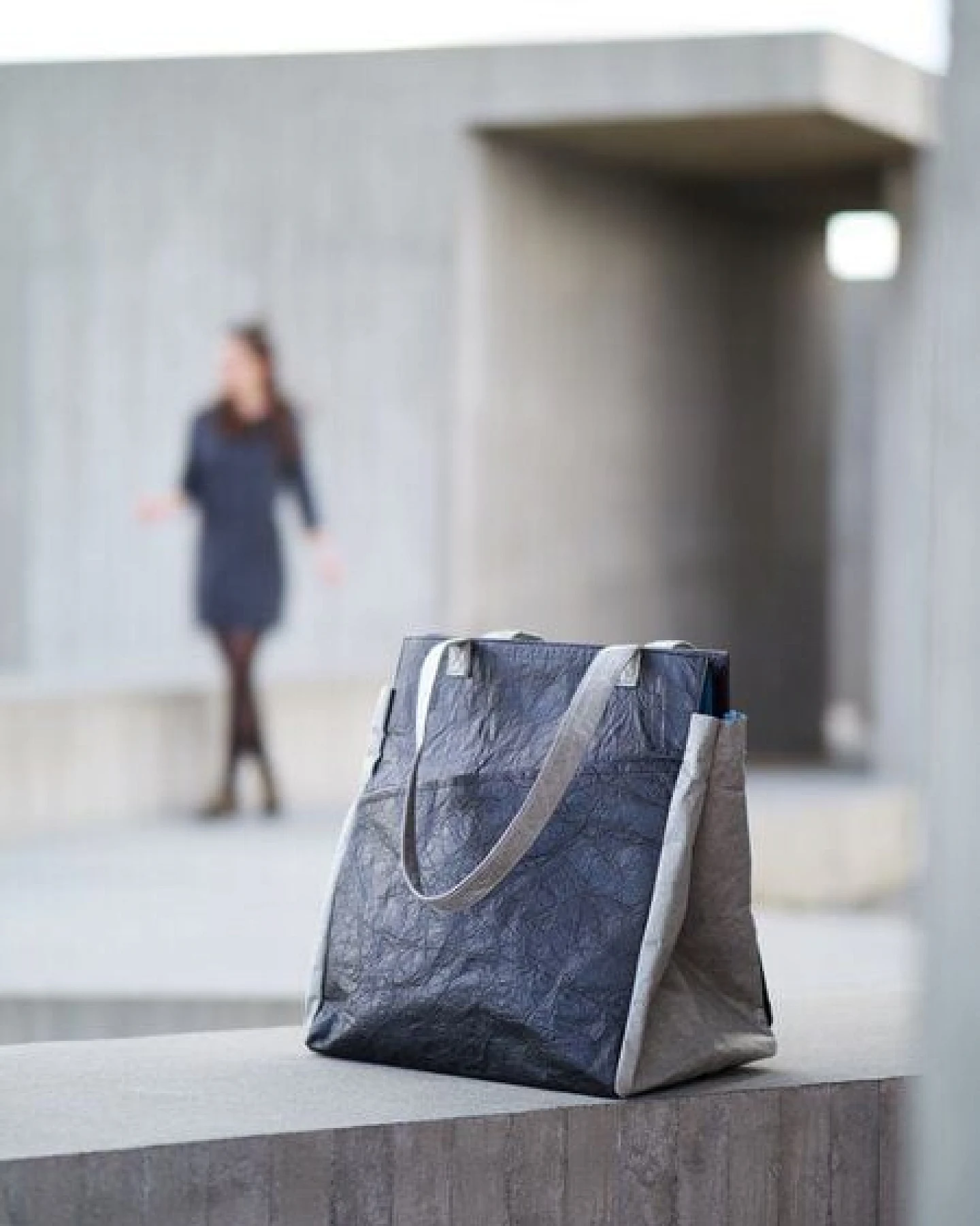 MoreThanHip Leichte Shopper-Tasche aus Tyvek© mit Reißverschluss Fiona - schwarz/grau – Ansicht 3