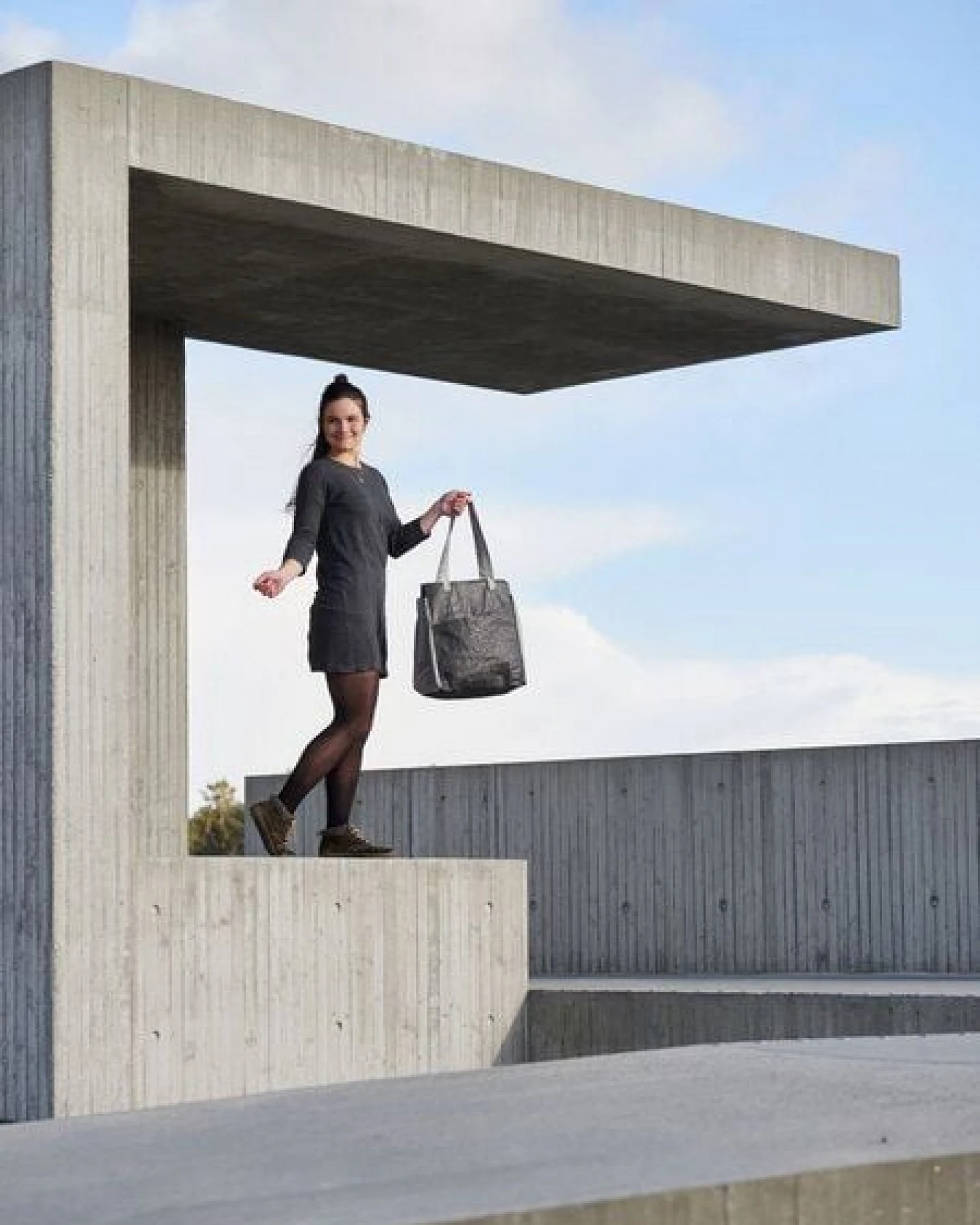 MoreThanHip Leichte Shopper-Tasche aus Tyvek© mit Reißverschluss Fiona - schwarz/grau – Ansicht 4