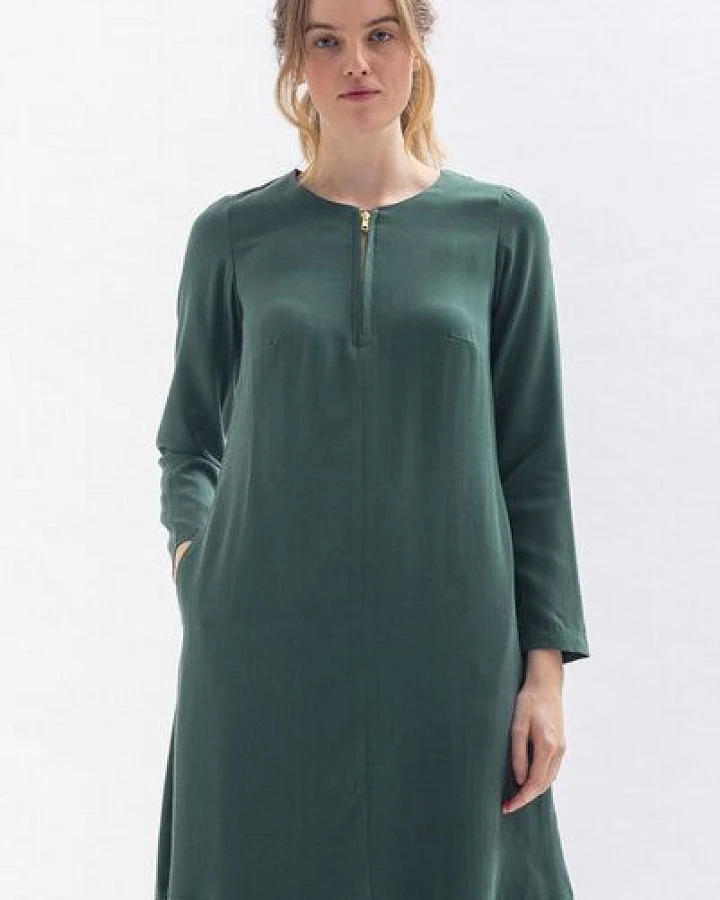 Studio Hertzberg Knielanges Kleid KLAA-RA aus Tencel in blau, grün und merlotrot