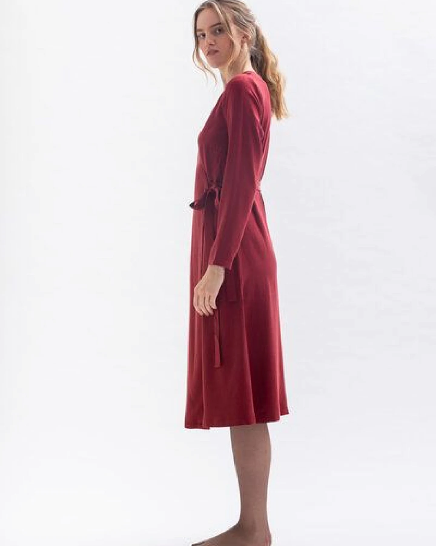 Studio Hertzberg Wickelkleid Kleid CU-RIIE aus Tencel in grün, rot und blau – Ansicht 2