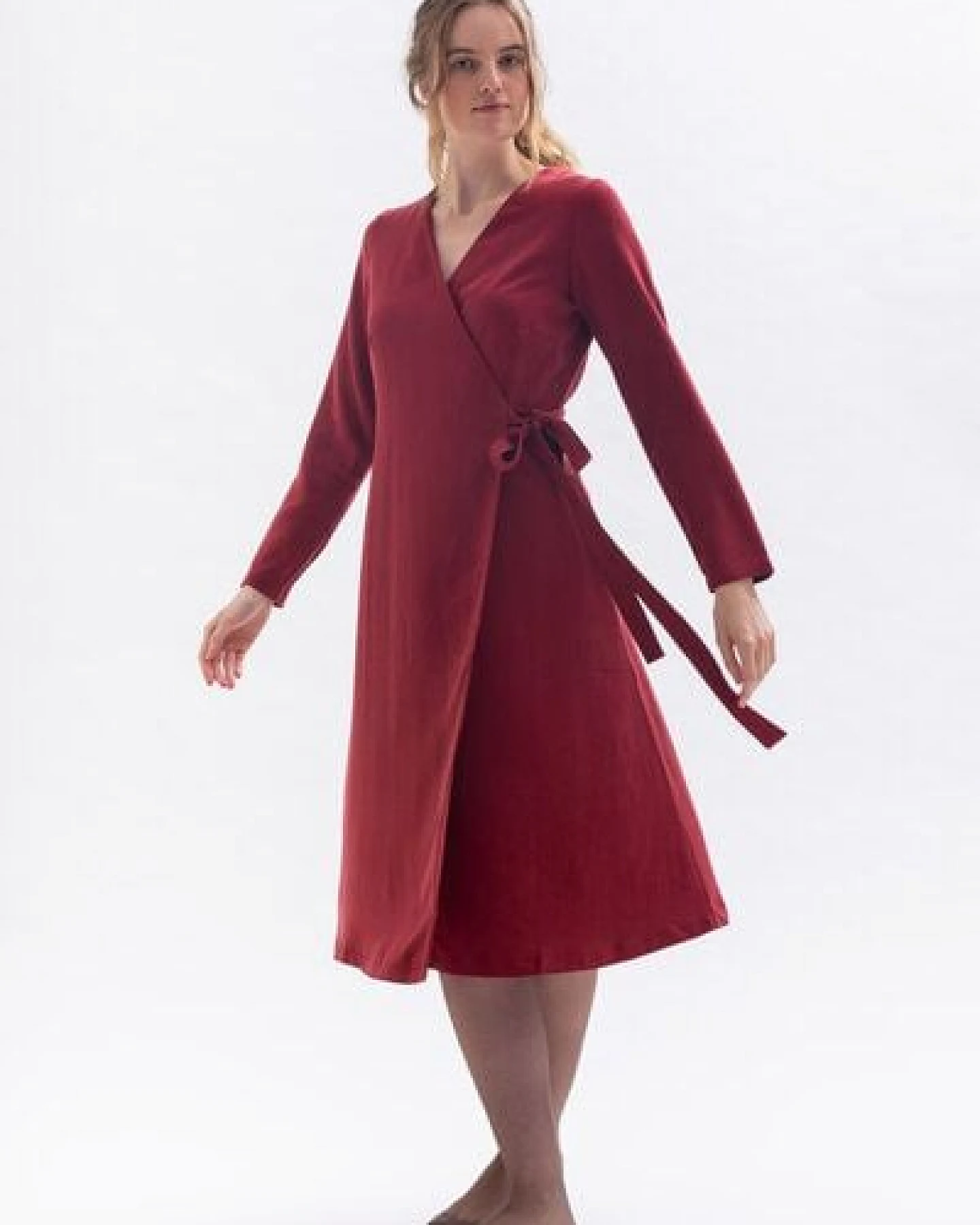 Studio Hertzberg Wickelkleid Kleid CU-RIIE aus Tencel in grün, rot und blau – Ansicht 4