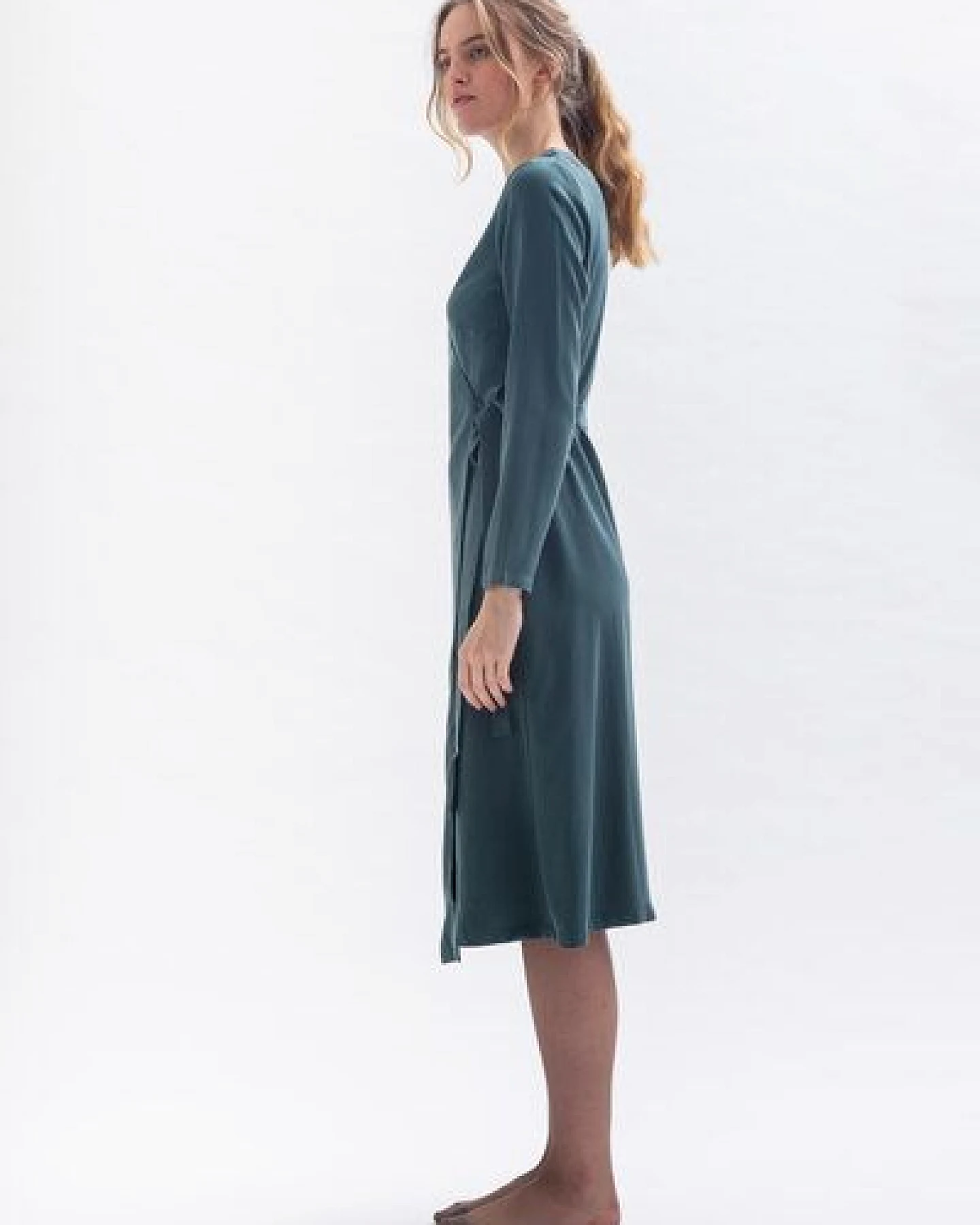 Studio Hertzberg Wickelkleid Kleid CU-RIIE aus Tencel in grün, rot und blau – Ansicht 2