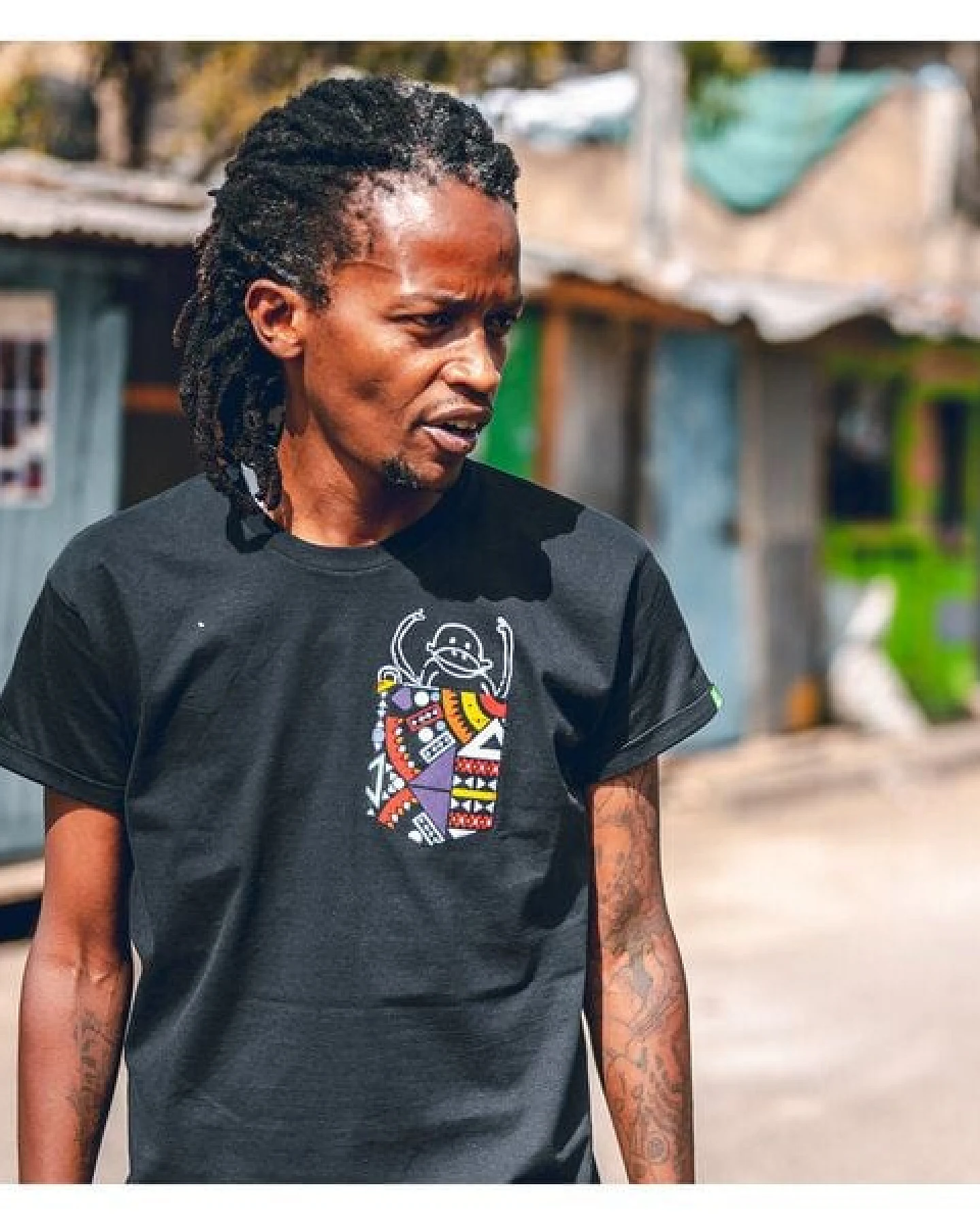 Kipepeo-Clothing Herren T-Shirt aus Bio-Baumwolle mit Brusttasche NYANI Made in Africa – Ansicht 2