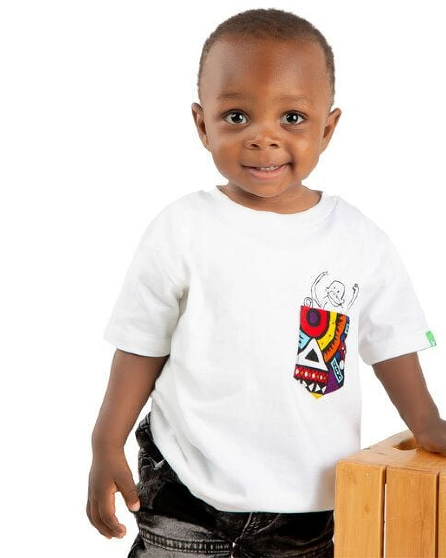 Kipepeo-Clothing Kinder T-Shirt mit Brusttasche aus Bio-Baumwolle NYANI Weiß – Ansicht 2