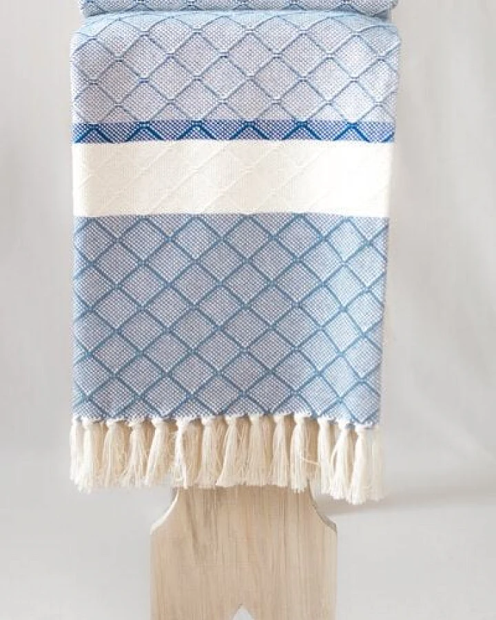 BAGHI Plaid aus recycelter Baumwolle von Hand gewebt