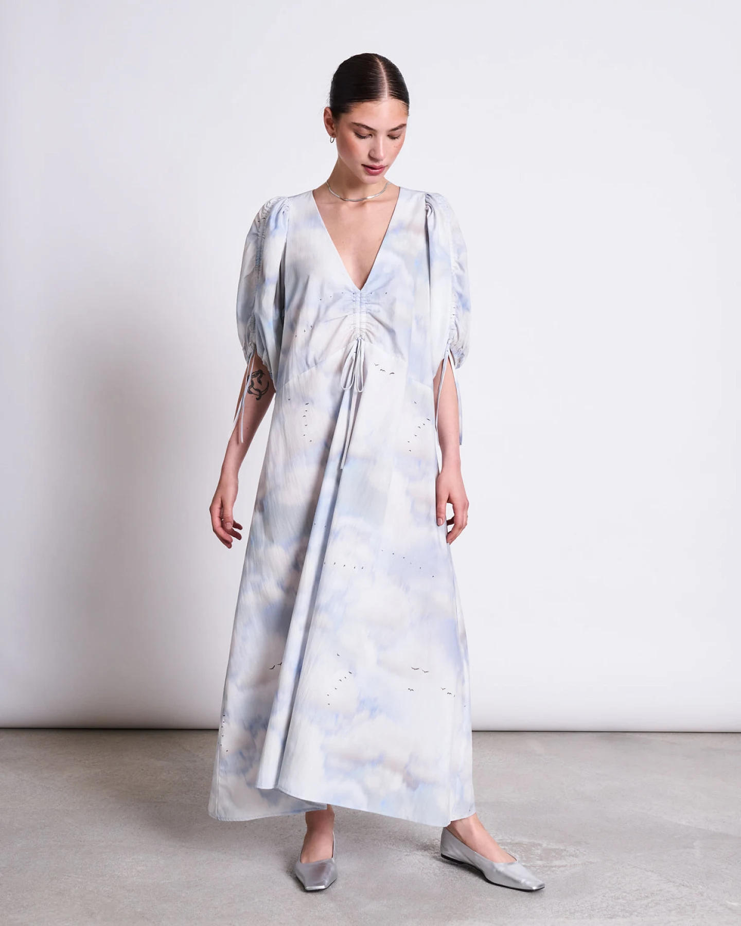 JAN 'N JUNE Damen vegan Maxikleid Dans Cloud Print – Ansicht 2