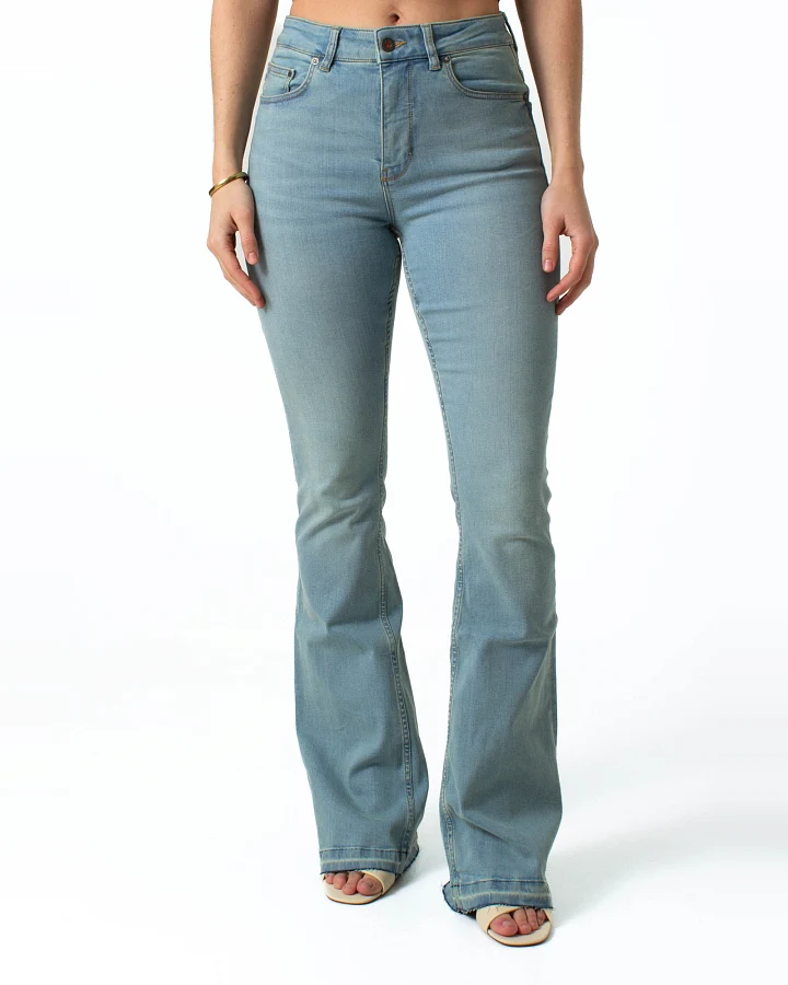 Kuyichi Damen vegan Jeans Lisette Flare Ripped Hem Blau