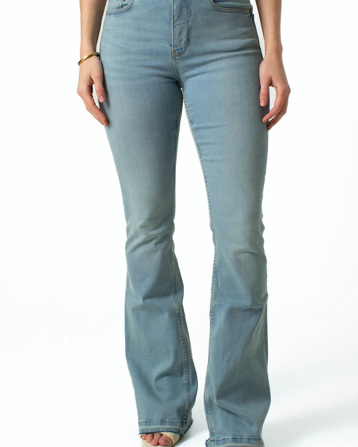 Kuyichi Damen vegan Jeans Lisette Flare Ripped Hem Blau