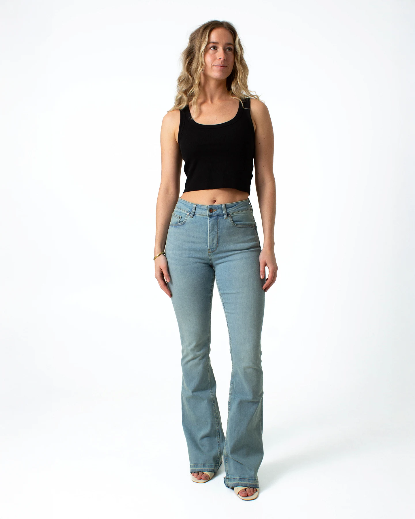 Kuyichi Damen vegan Jeans Lisette Flare Ripped Hem Blau – Ansicht 2