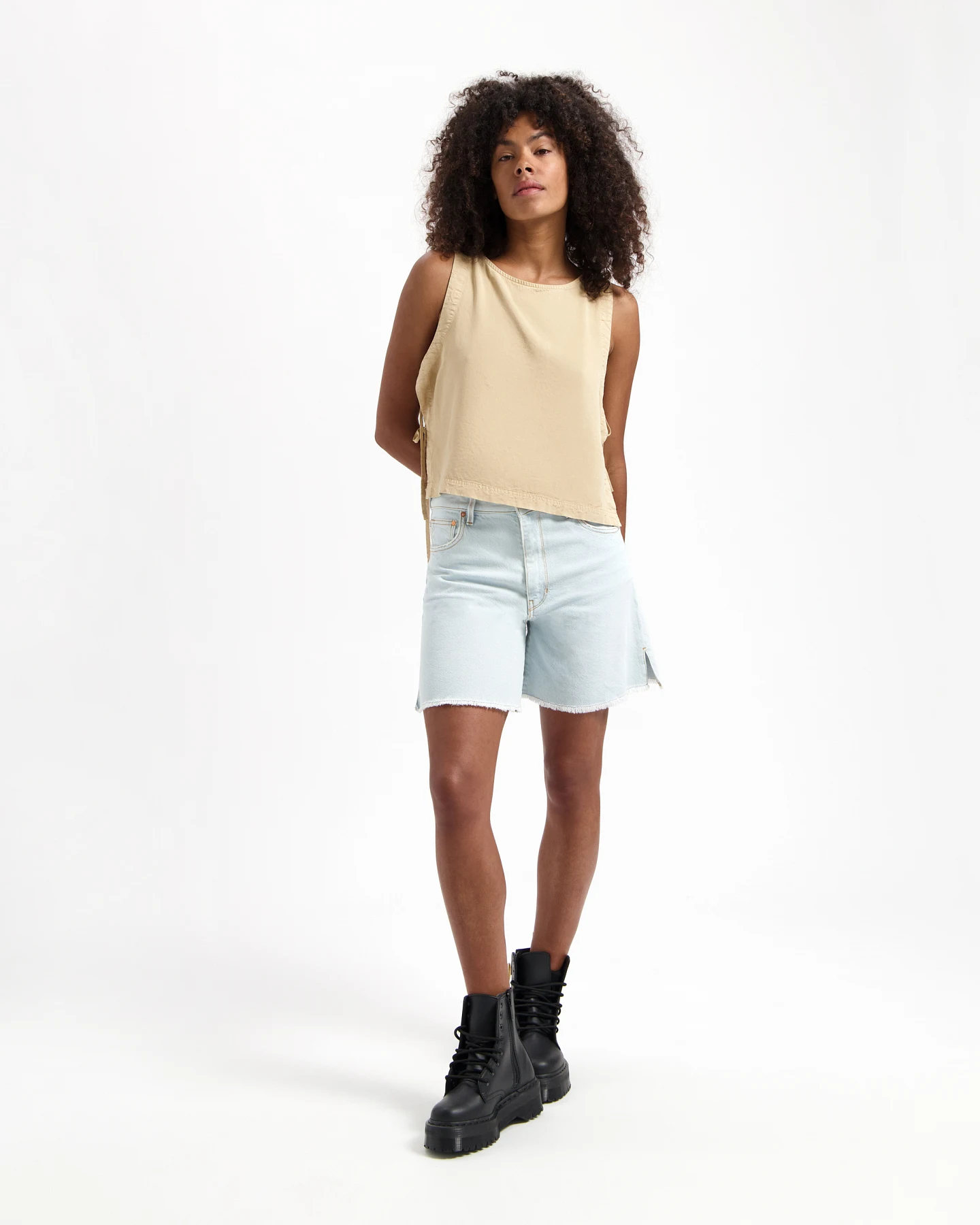 Kuyichi Damen vegan Shorts Feline High Rise Hellblau – Ansicht 2