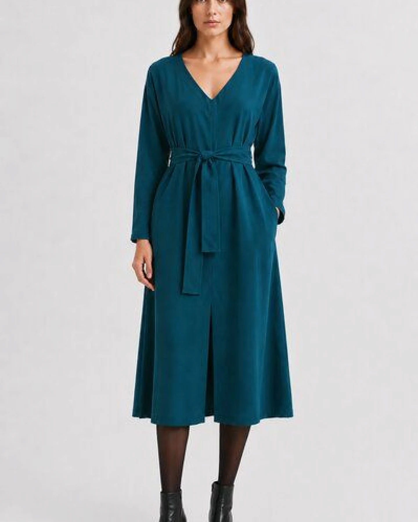 Studio Hertzberg Midikleid *CO-CCOO* mit V-Ausschnitt aus 100% Tencel – Ansicht 2