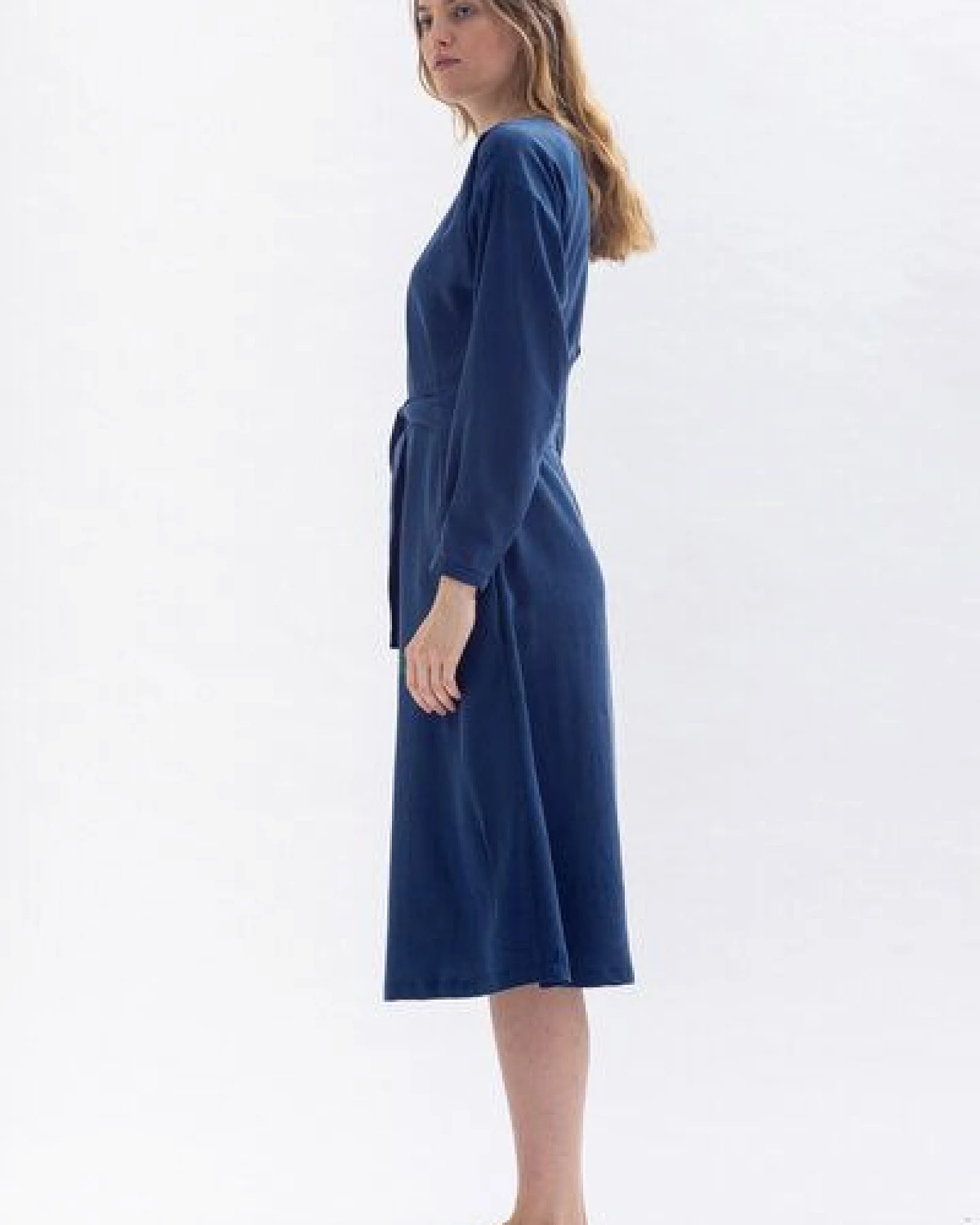 Studio Hertzberg Midikleid *CO-CCOO* mit V-Ausschnitt aus 100% Tencel – Ansicht 2