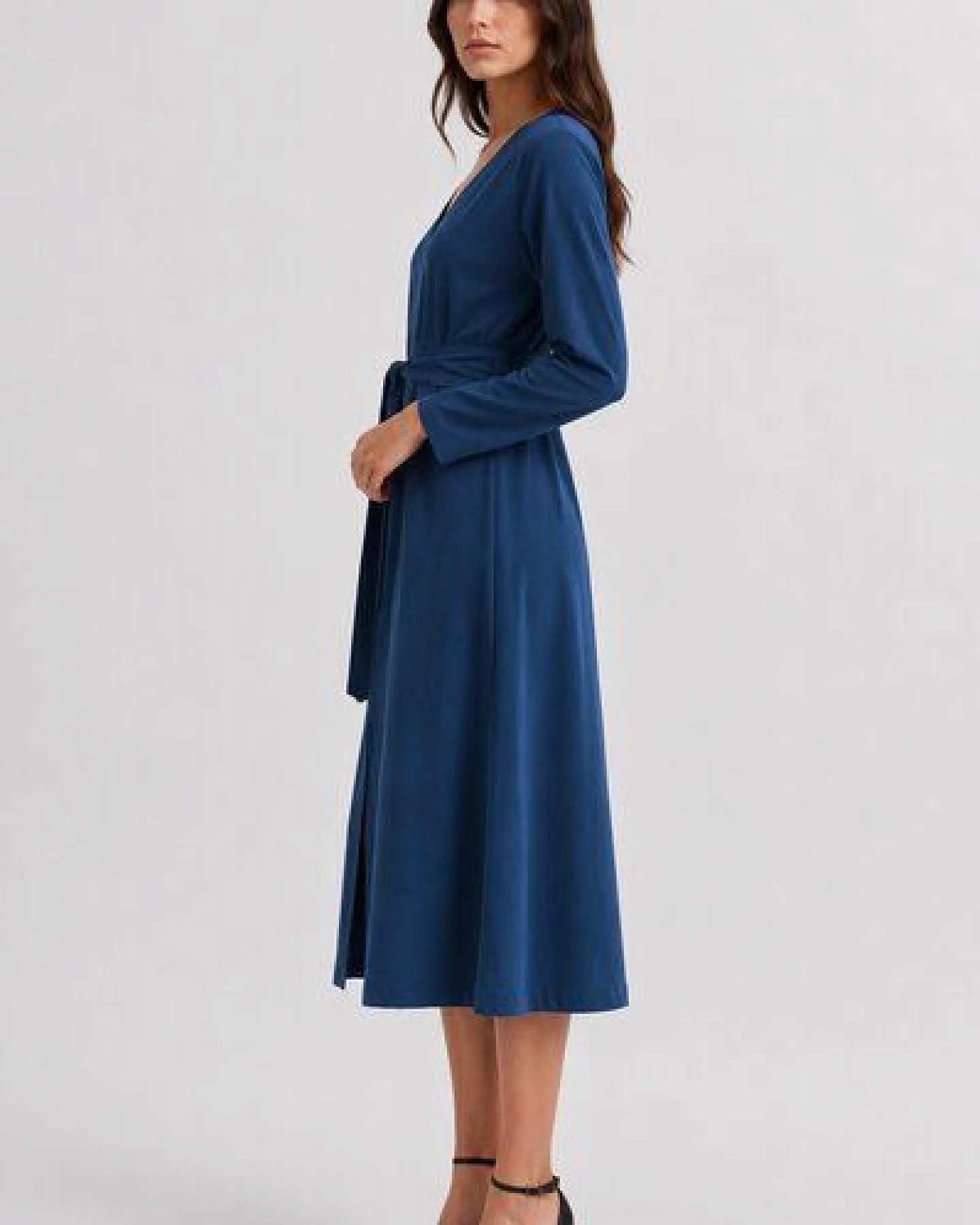 Studio Hertzberg Midikleid *CO-CCOO* mit V-Ausschnitt aus 100% Tencel – Ansicht 4