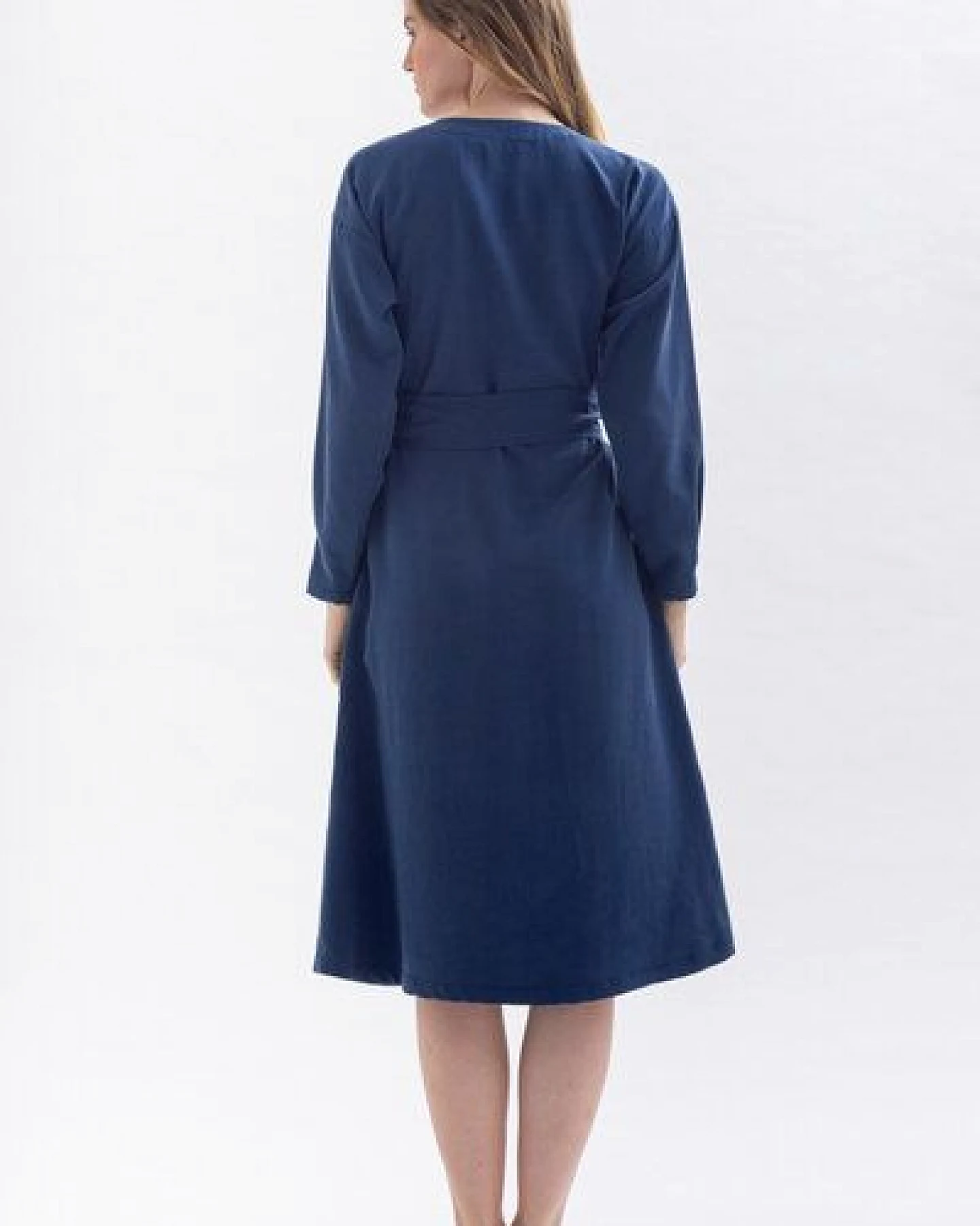 Studio Hertzberg Midikleid *CO-CCOO* mit V-Ausschnitt aus 100% Tencel – Ansicht 3