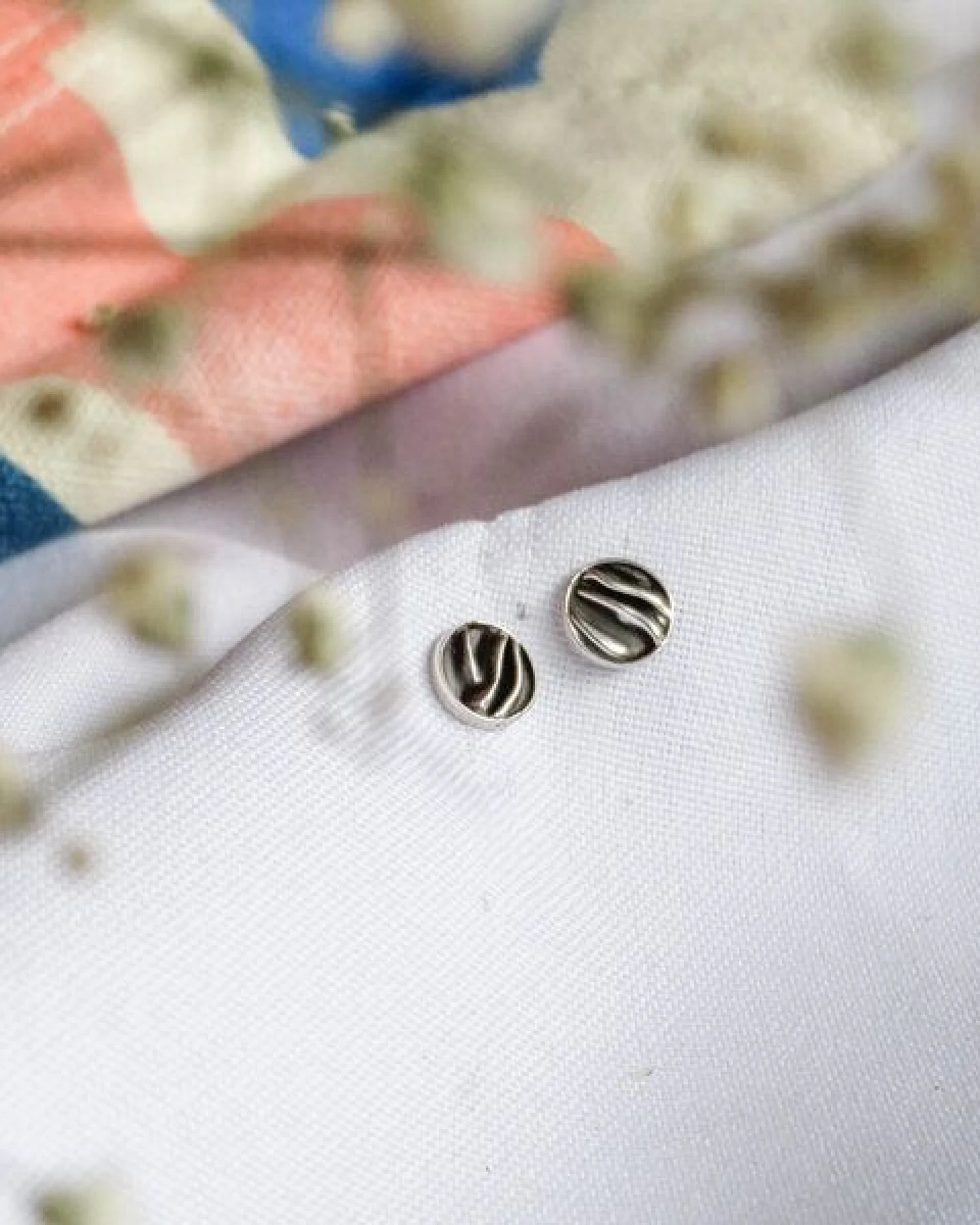 pakilia Ohrringe Silber Wellen rund Ohrstecker handmade sustainable Fair-Trade – Ansicht 2