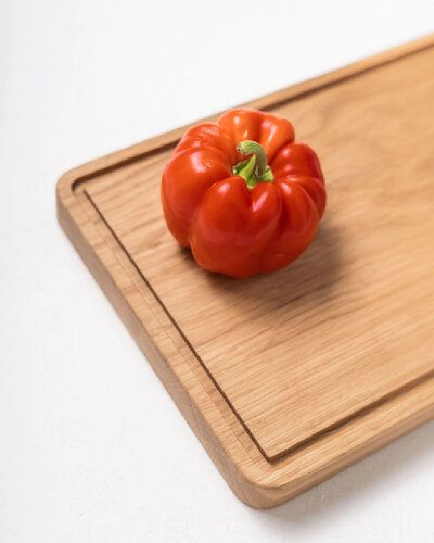 kleiderleiter_de Schneidebrett KADE mit umlaufender Saftrille aus Eichenholz gefertigt 36 x 25 cm – Ansicht 2