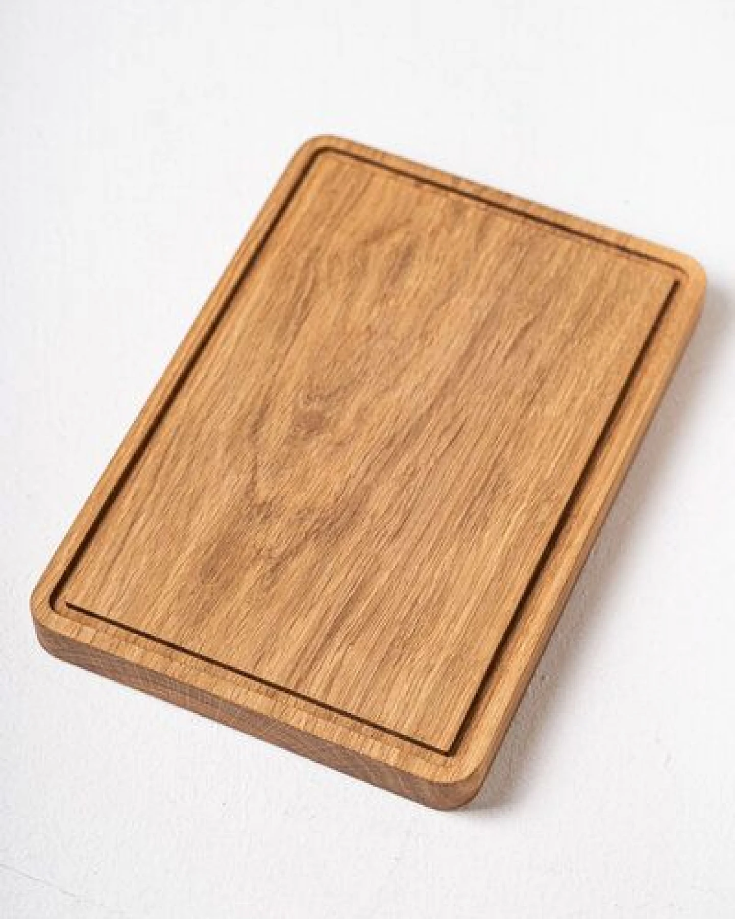 kleiderleiter_de Schneidebrett KADE mit umlaufender Saftrille aus Eichenholz gefertigt 36 x 25 cm – Ansicht 3