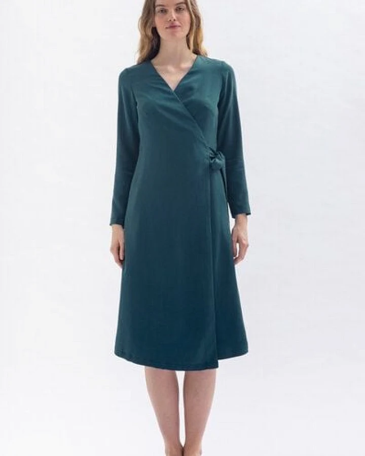 Studio Hertzberg Minimalistisches Wickelkleid *MA-LAA* aus 100% Tencel in blau oder petrolgrün