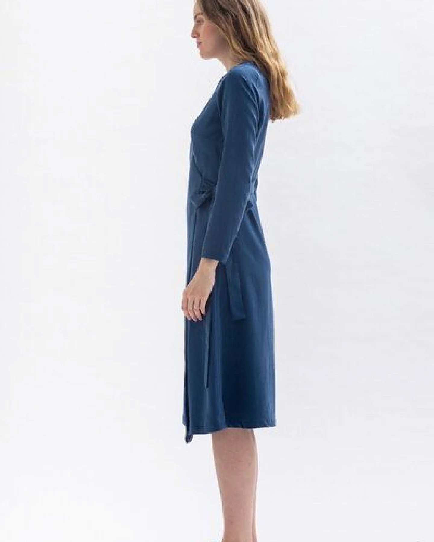 Studio Hertzberg Minimalistisches Wickelkleid *MA-LAA* aus 100% Tencel in blau oder petrolgrün – Ansicht 2