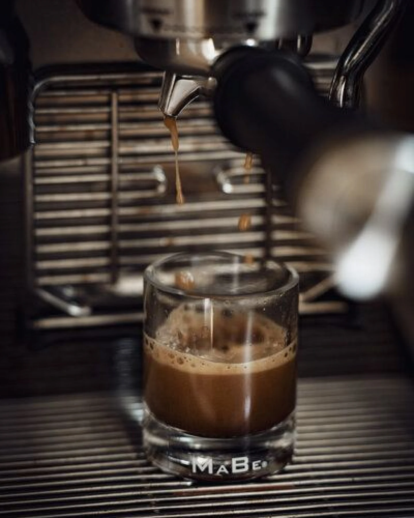 MaBe Espresso Glas - Upcycling aus der Miniatur Spirituosen Flasche – Ansicht 2