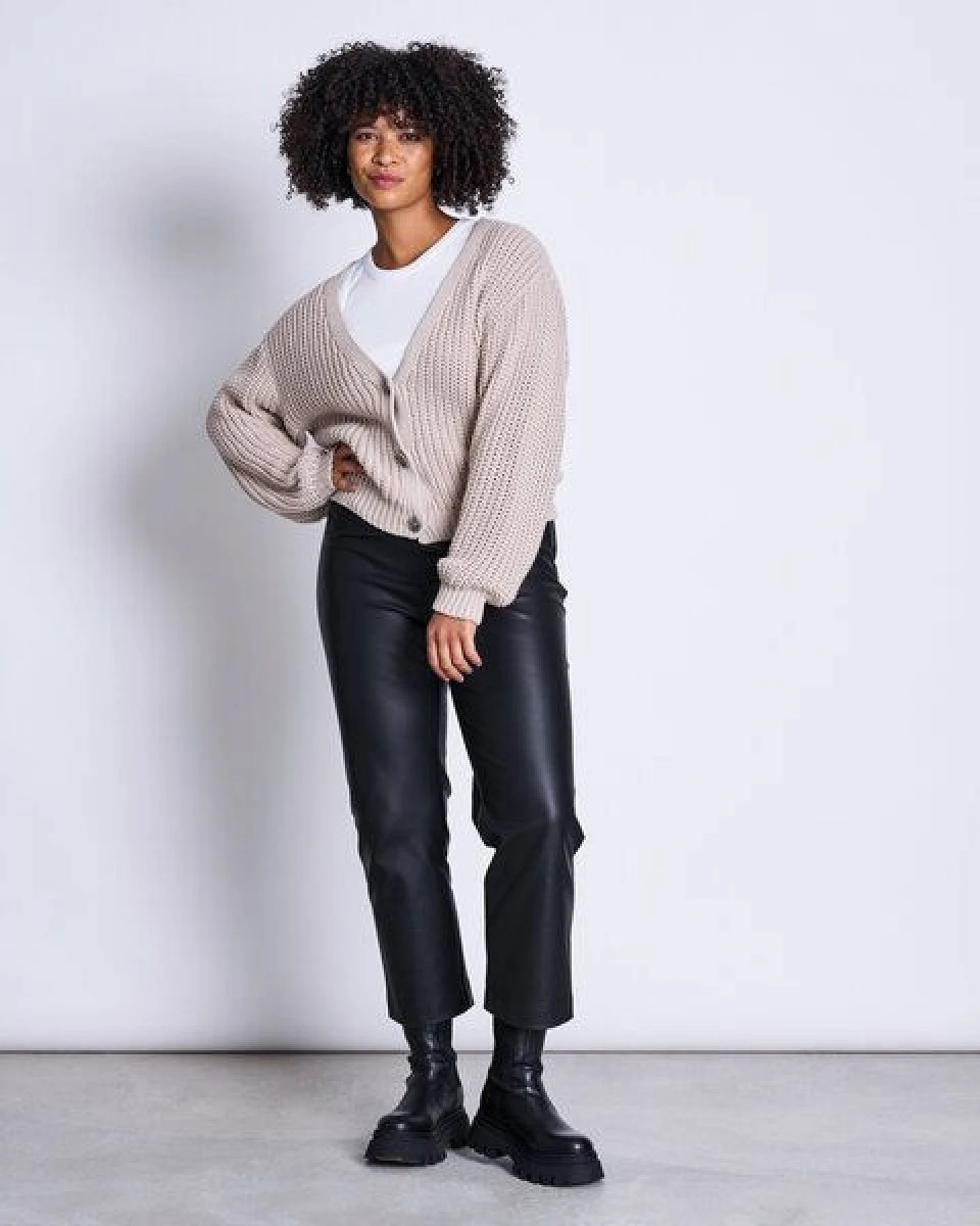 JAN N JUNE V-Ausschnitt Strickjacke LENA aus Baumwolle GOTS – Ansicht 2