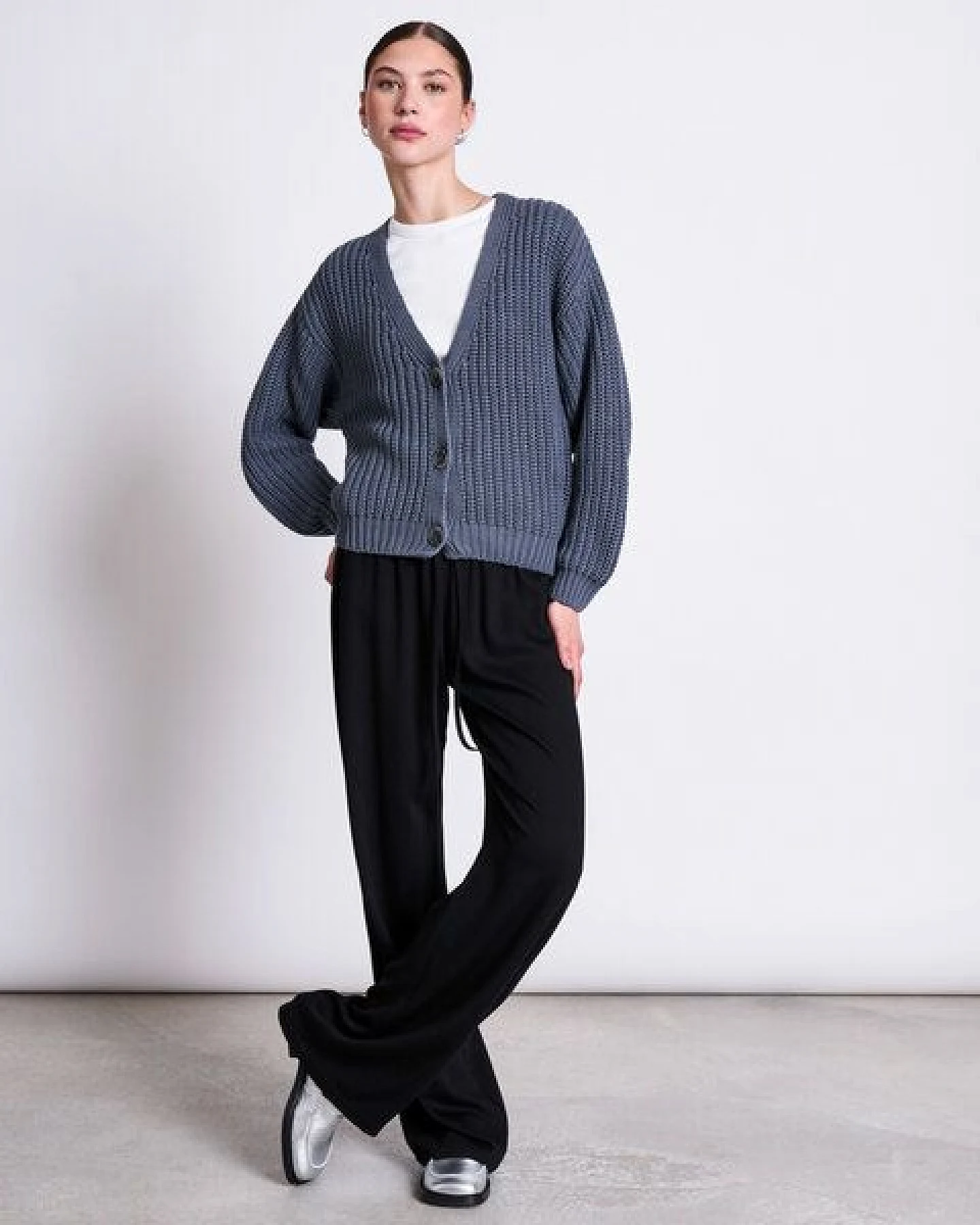 JAN N JUNE V-Ausschnitt Strickjacke LENA aus Baumwolle GOTS – Ansicht 2