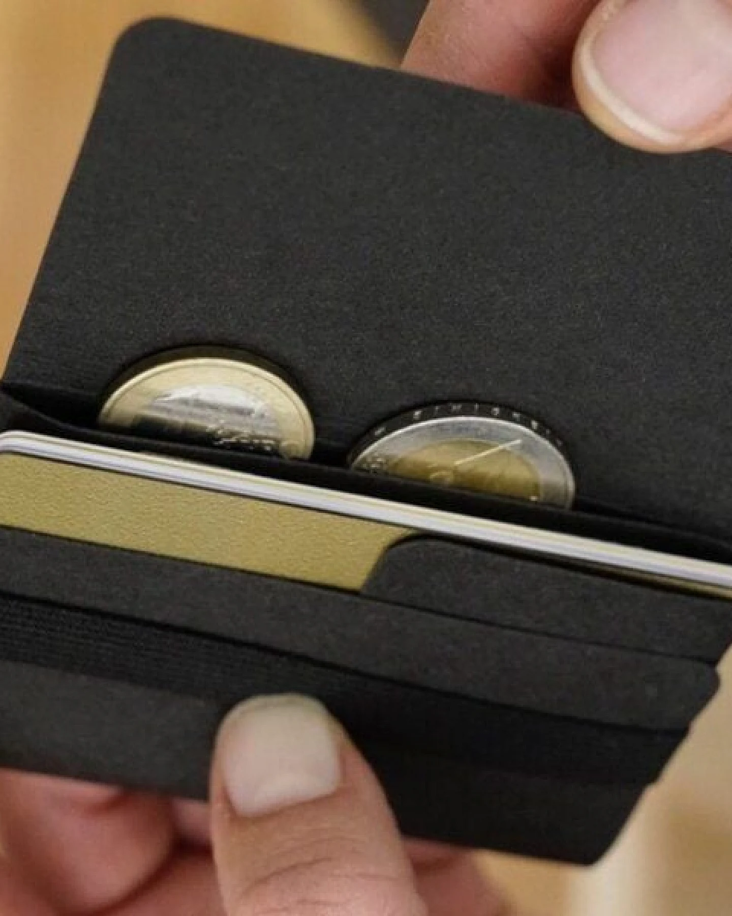 ANDERS & KOMISCH Minimalistisches Karten Portemonnaie mit Münzfach - A&K TINY Wallet Schwarz – Ansicht 3