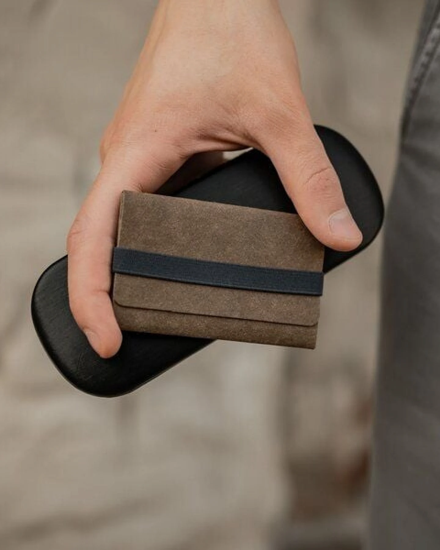 ANDERS & KOMISCH Veganes Kreditkartenetui - Cardholder mit Münzfach - A&K TINY Braun – Ansicht 4