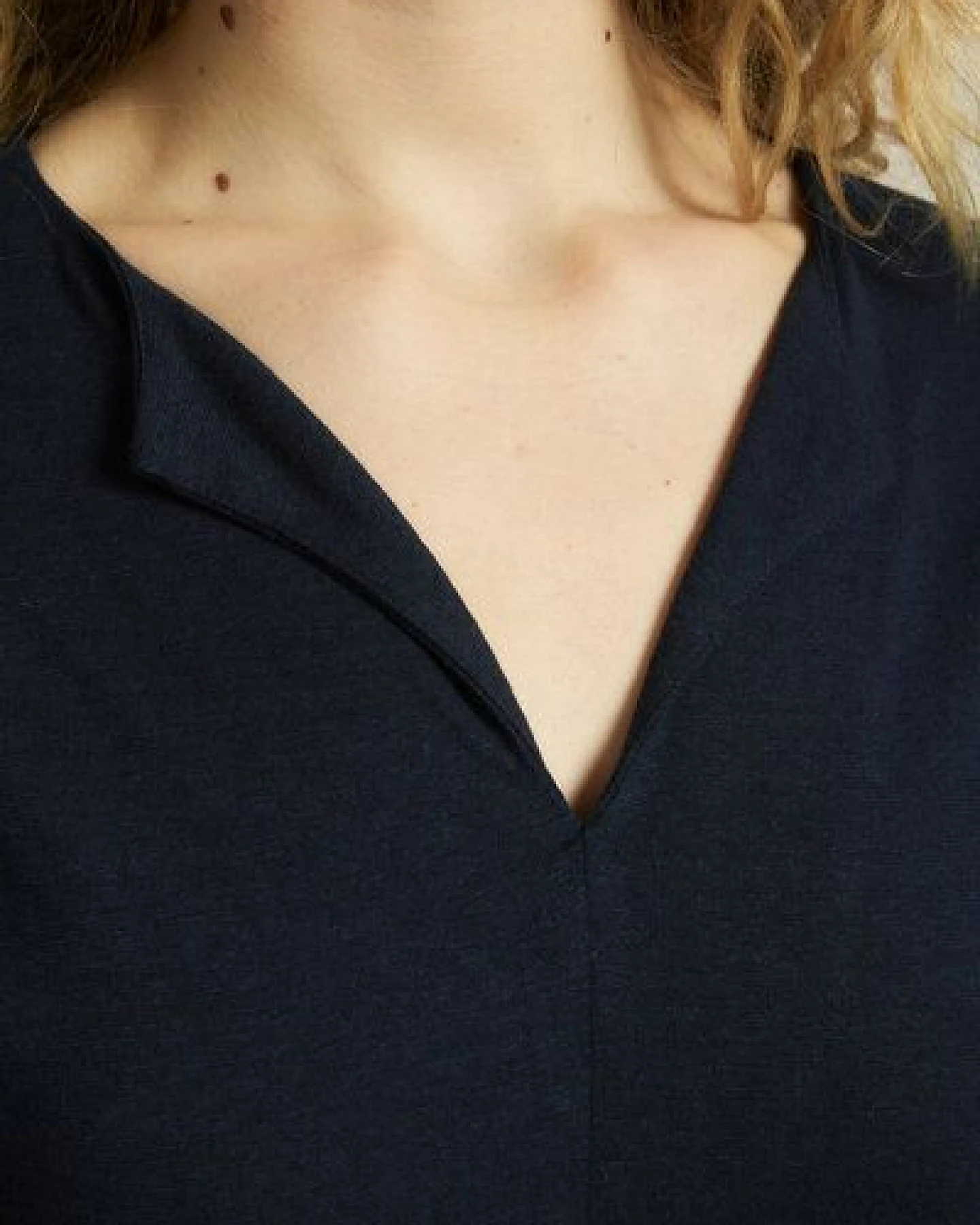LANIUS Kleid mit V-Ausschnitt aus Hanf mit Bio-Baumwolle – Ansicht 2