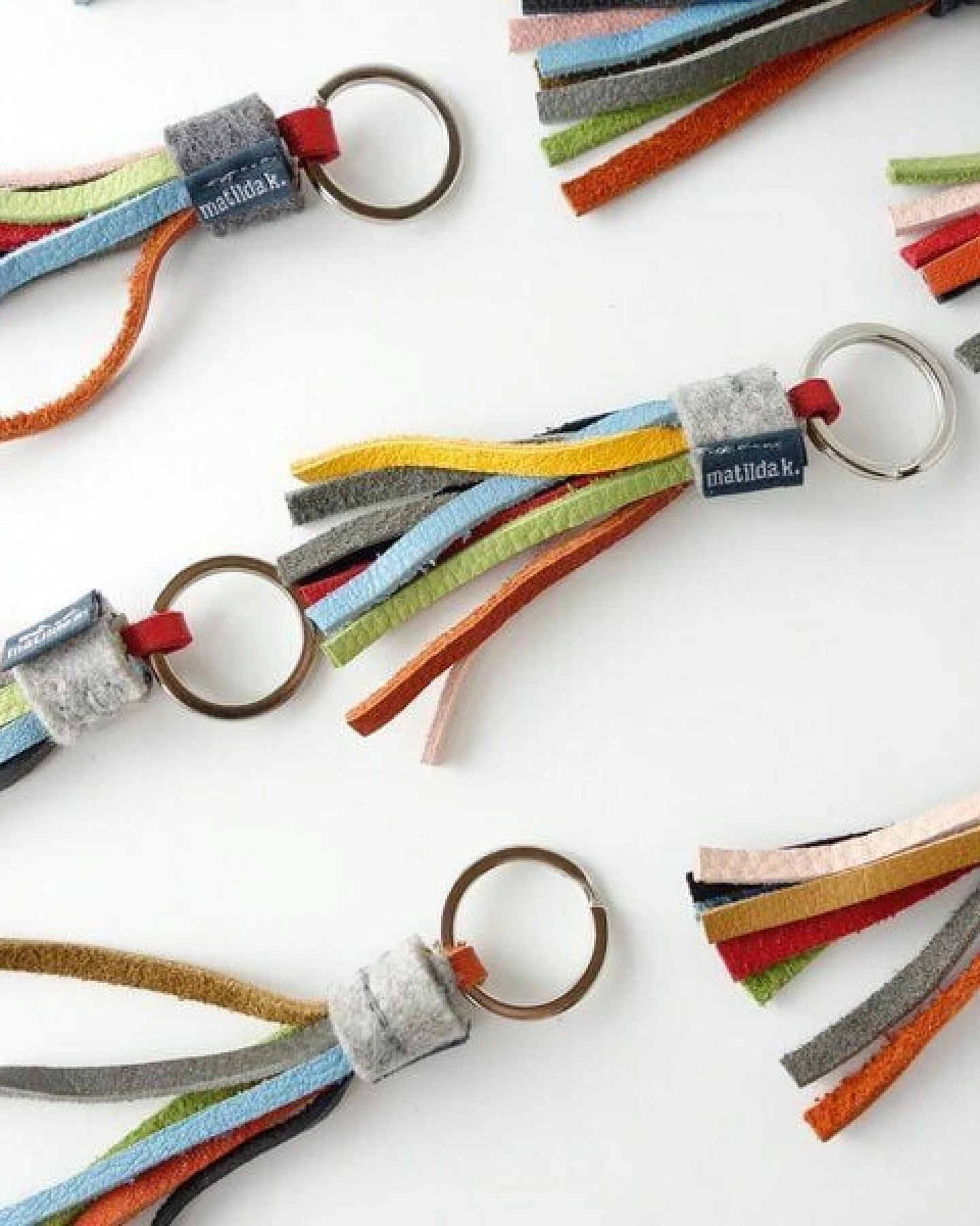 matilda k. manufaktur farbenfroher Schlüsselanhänger aus Leder 'alma' bunt – Ansicht 4