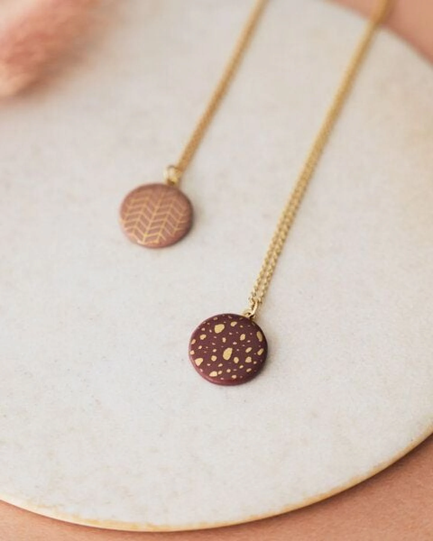 lille mus Halskette mit Porzellananhänger TERRAZZO Porzellanschmuck – Ansicht 3