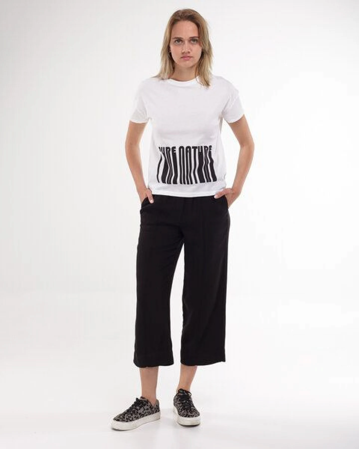 Alma & Lovis Lässiges T-Shirt mit Textprint im Loose Fit – Ansicht 3