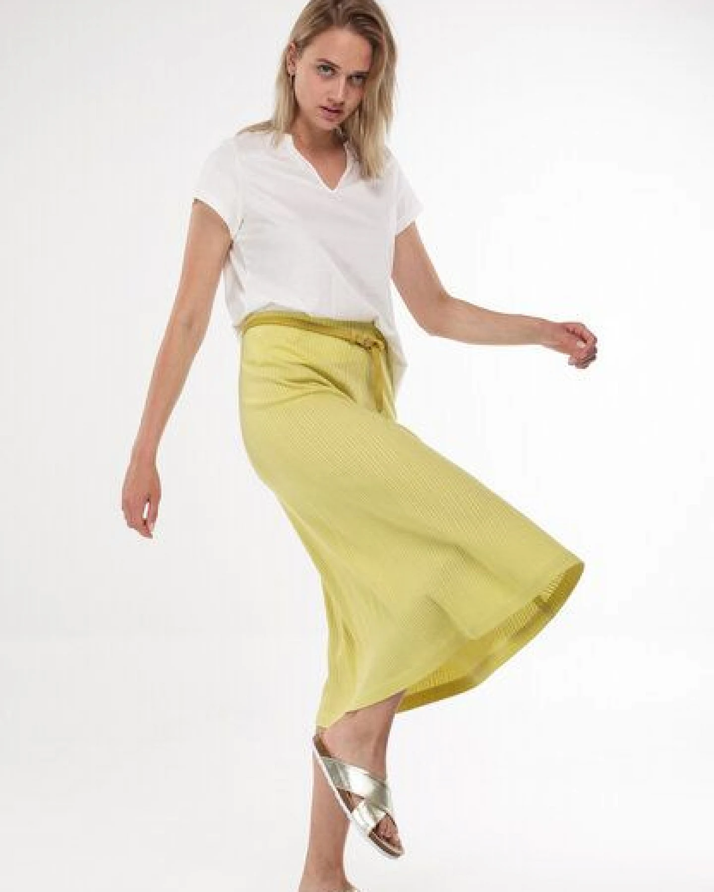 Alma & Lovis Kurzarmshirt im Blusen-Style aus Bio-Baumwolle – Ansicht 2