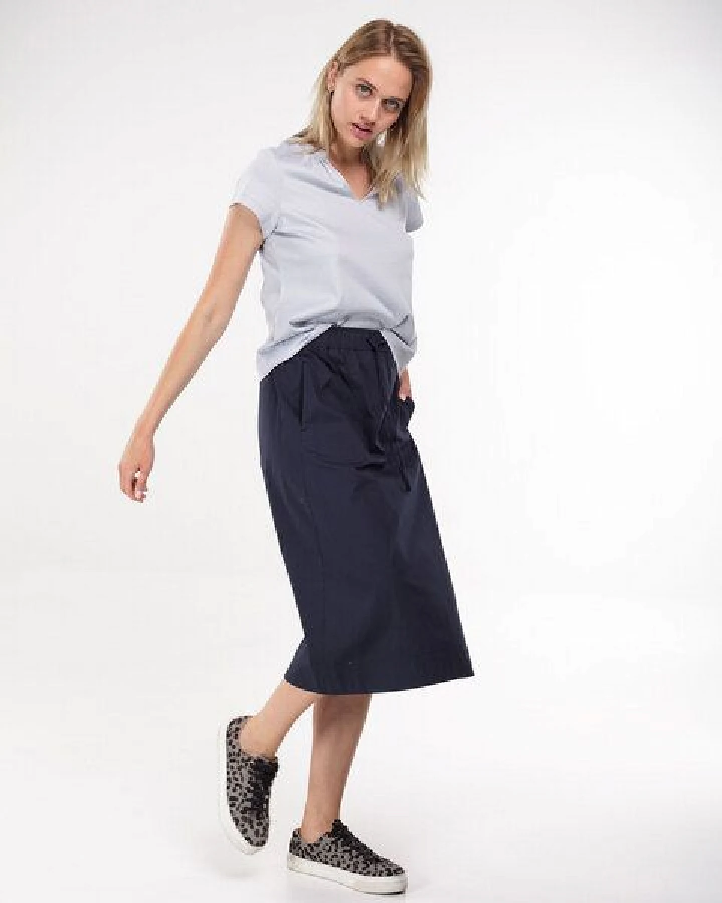 Alma & Lovis Kurzarmshirt im Blusen-Style aus Bio-Baumwolle – Ansicht 2