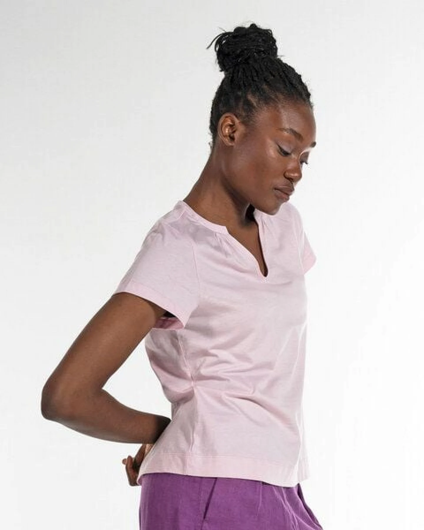 Alma & Lovis Kurzarmshirt im Blusen-Style aus Bio-Baumwolle – Ansicht 4