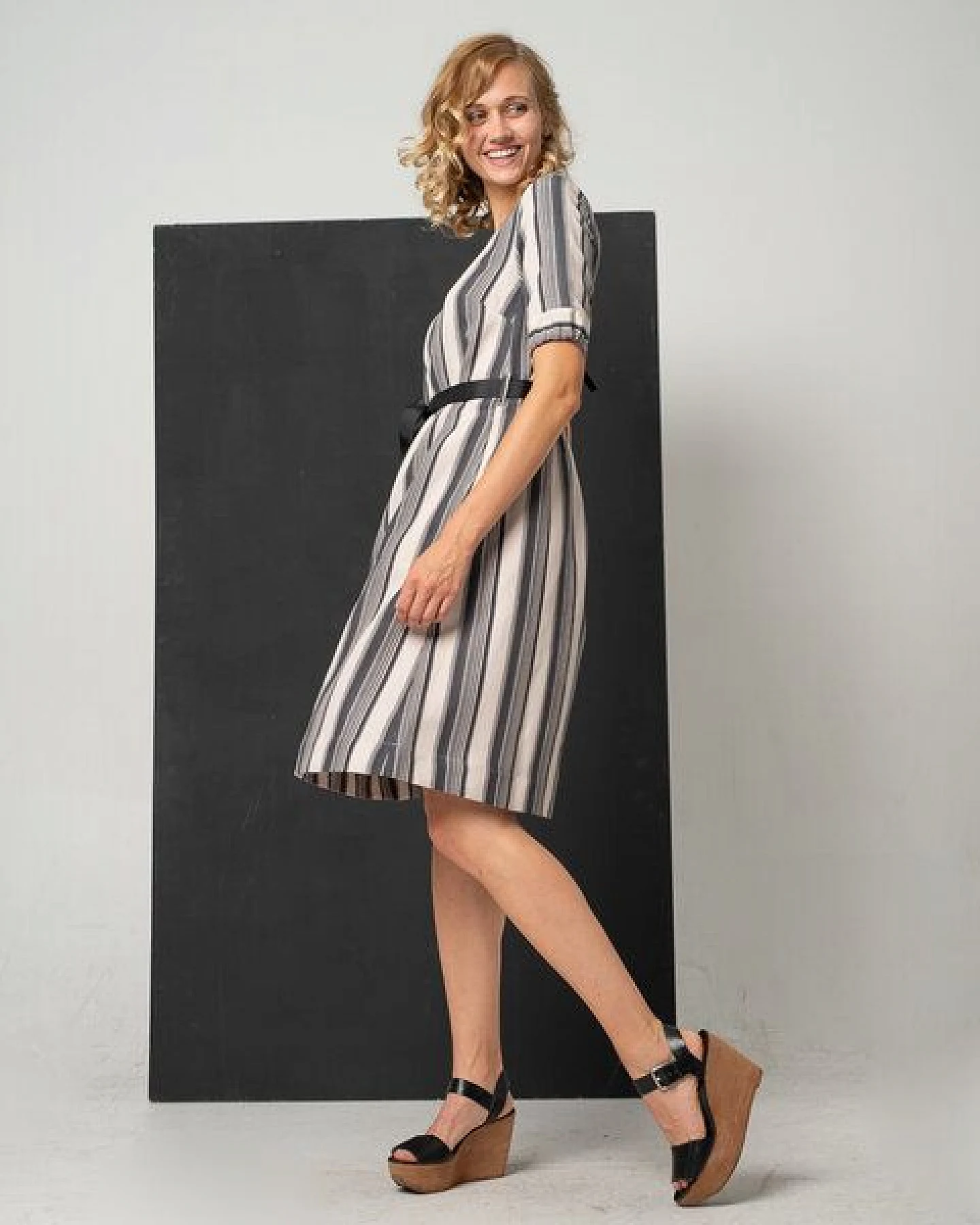Alma & Lovis Streifen-Kleid aus Leinen und Tencel – Ansicht 2