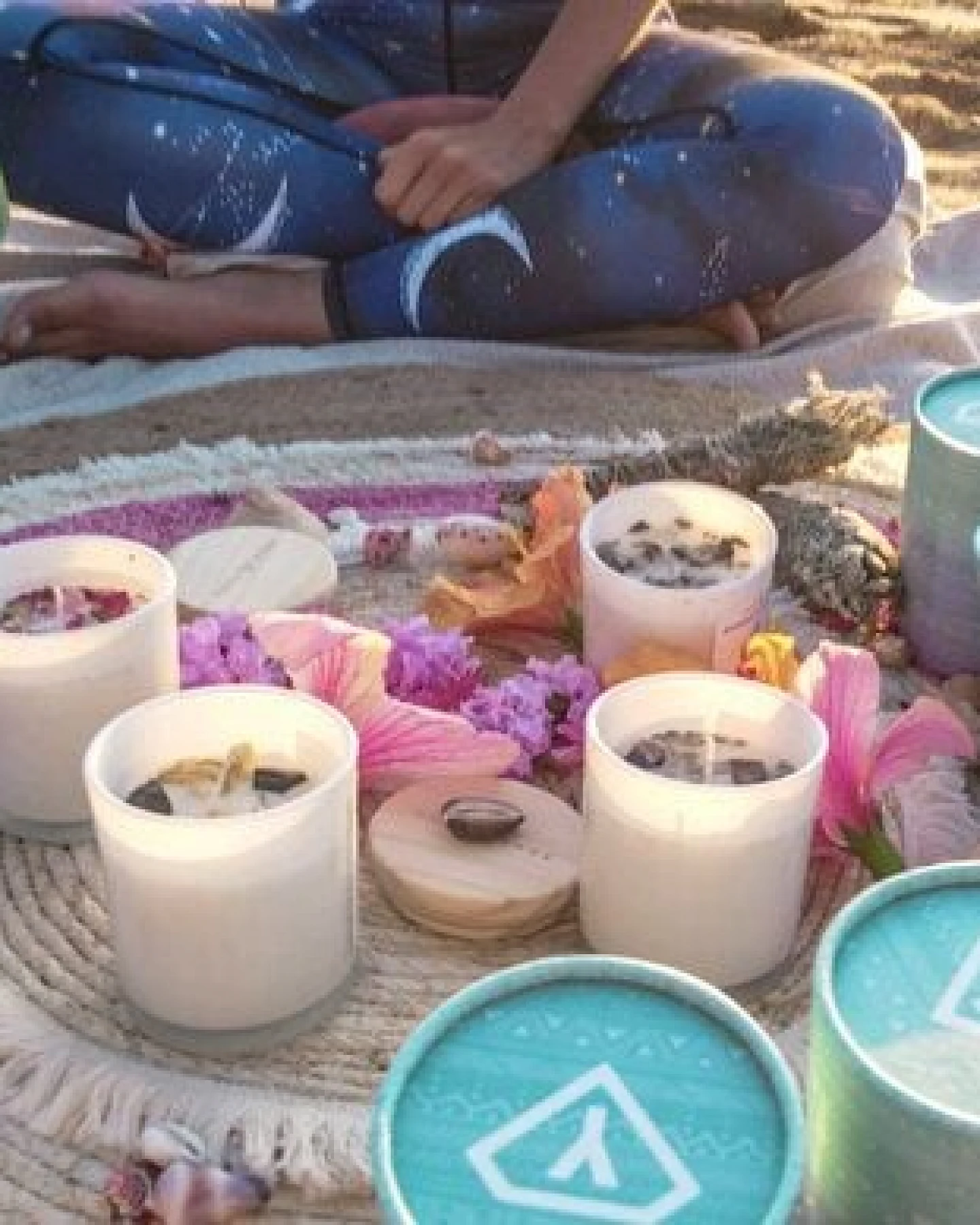 Yoga Hero Kerze aus Sojawachs mit Kristallen und trockenen Blüten – Ansicht 2