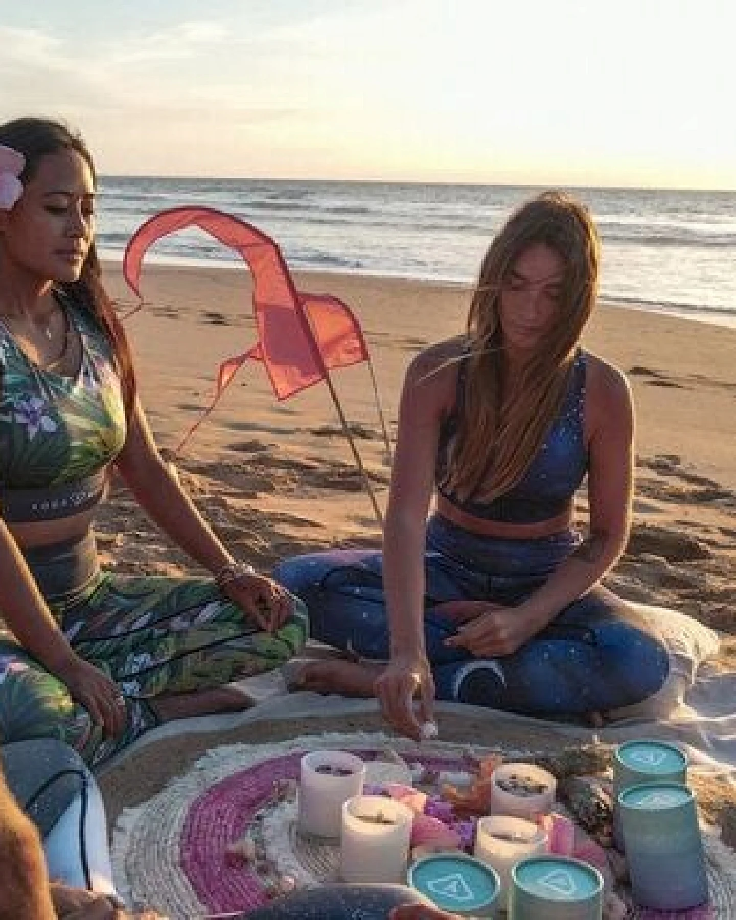 Yoga Hero Kerze aus Sojawachs mit Kristallen und trockenen Blüten – Ansicht 4