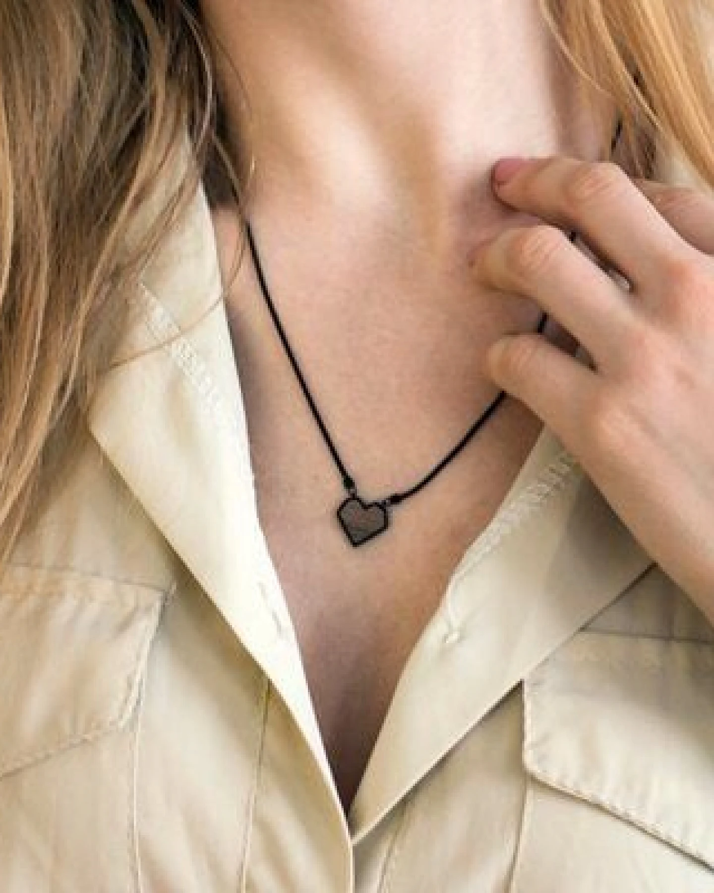 BeWooden Kette mit Herzchen Anhänger mit Holzdetail - Verschiedene Farbvarianten – Ansicht 4