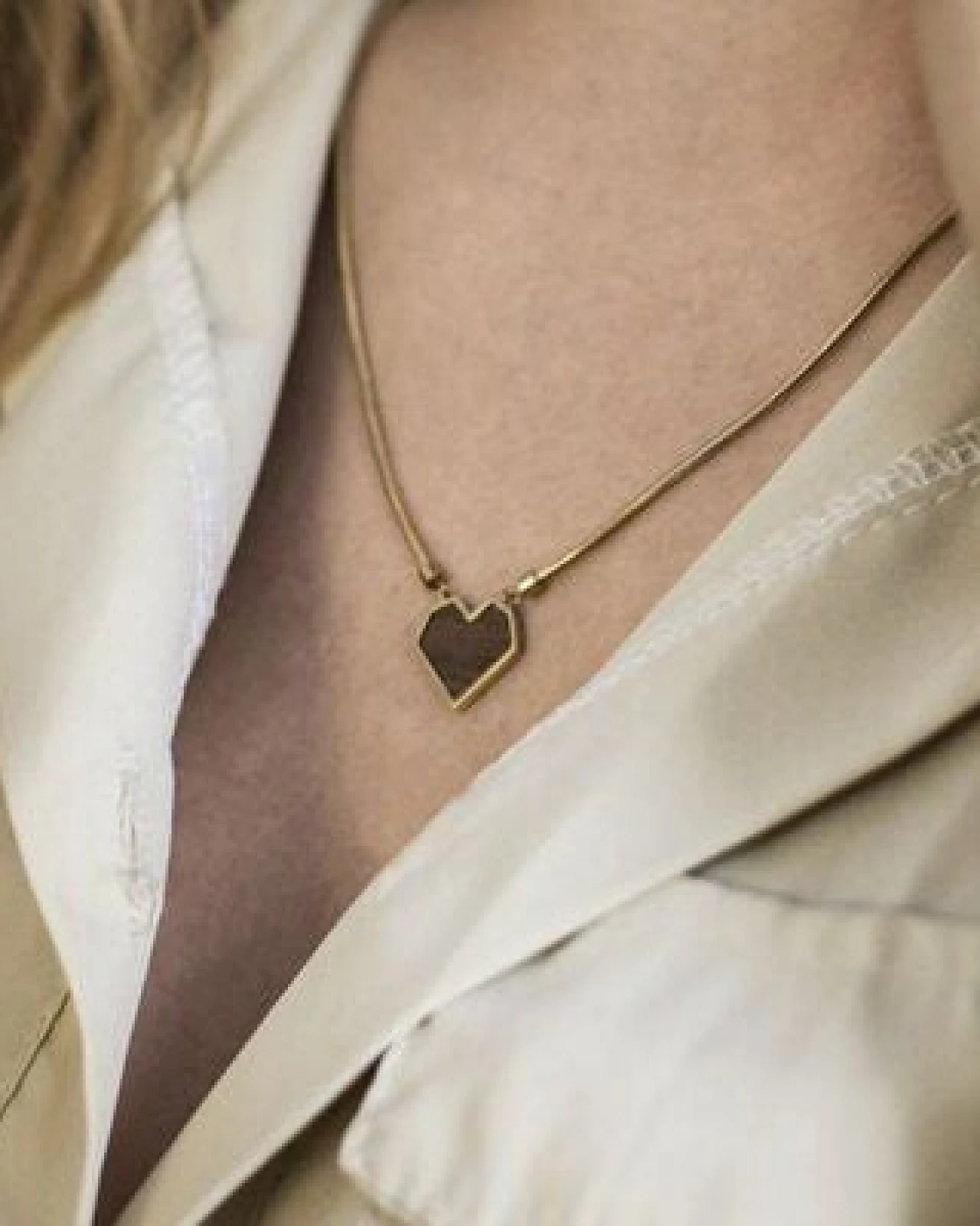 BeWooden Kette mit Herzchen Anhänger mit Holzdetail - Verschiedene Farbvarianten – Ansicht 3