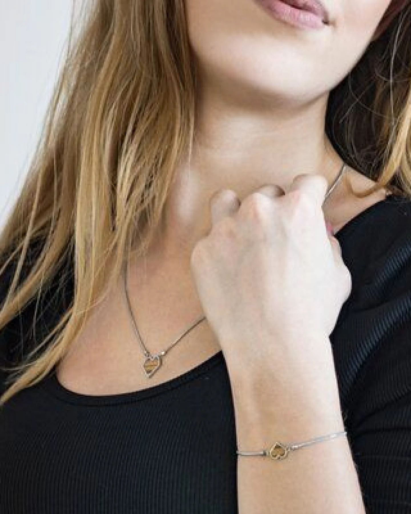 BeWooden Herzchen Armbänder mit Holzdetail - Verschiedene Farbvarianten und Grössen – Ansicht 3