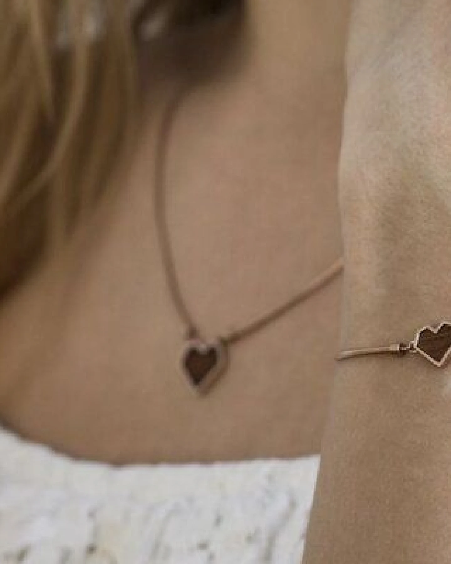BeWooden Herzchen Armbänder mit Holzdetail - Verschiedene Farbvarianten und Grössen – Ansicht 3